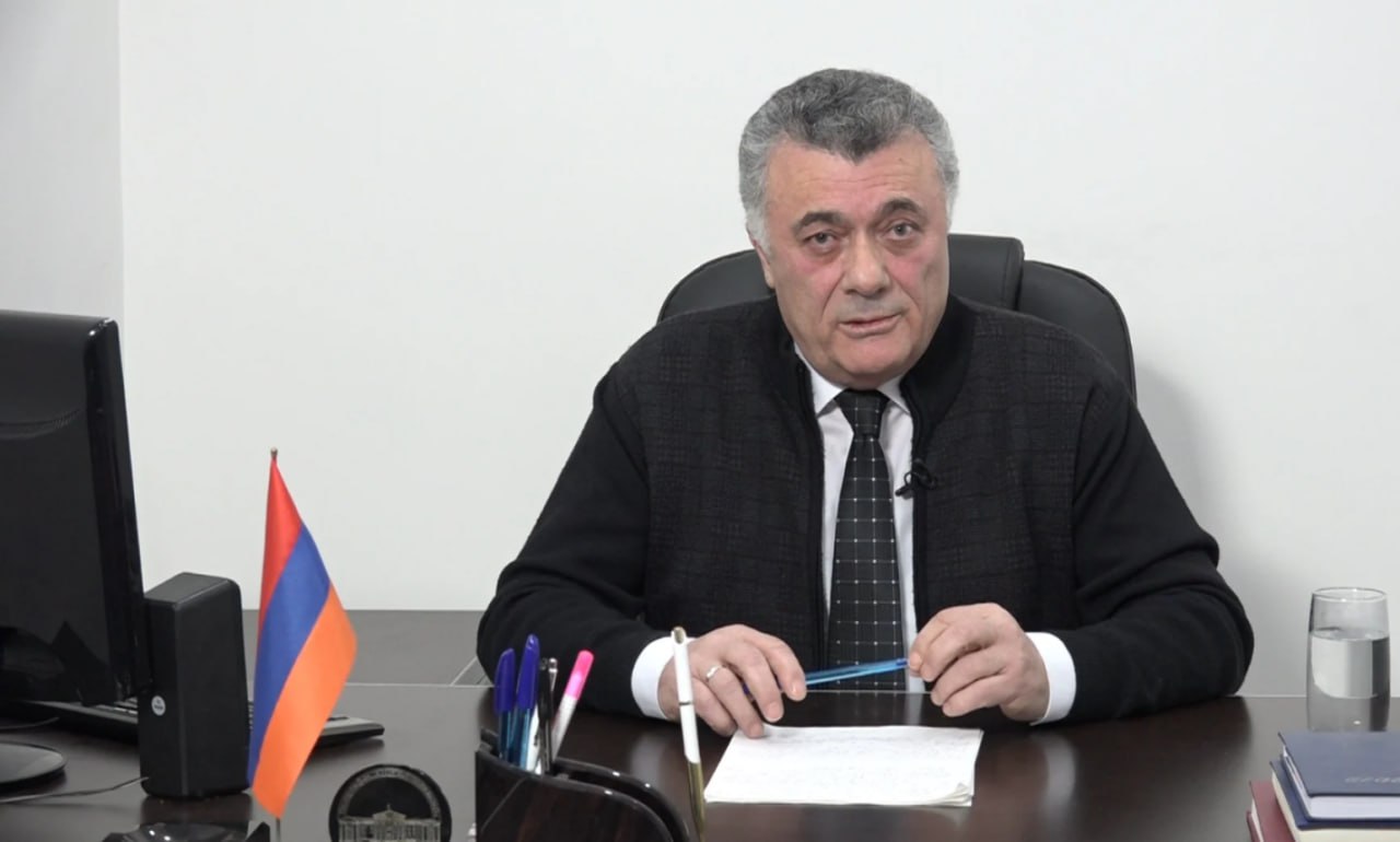 Бывшего депутата Рубена Акопяна обвиняемого в публичных призывах к узурпации власти освободили в зале суда Мера пресечения в виде ареста была отменена Суд однако отклонил ходатайство о прекращении уголовного преследования и закрытии производства по делу Акопяна По мнению защиты уголовное дело было инициировано на основании информации полученной из источника не предусмотренного Уголовно процессуальным кодексом Подписаться на нас t me armtoday 92416