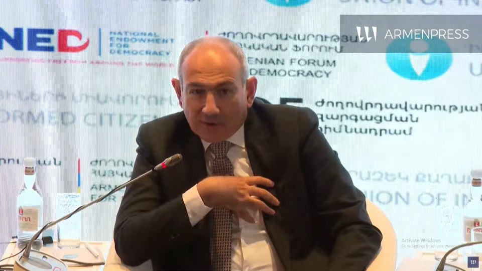 Поставленная перед Республикой Армения цель достичь установленных Европейским союзом стандартов во всех сферах Как сообщает Арменпресс об этом заявил премьер министр Армении Никол Пашинян в ходе панельной дискуссии на тему Качество демократии в Армении вызовы и показатели оценки в рамках Армянского форума за демократию Часто поднимается вопрос насколько реально или нереально членство в ЕС для Армении Но что говорят правительство и политическое большинство Наша задача достичь стандартов ЕС во всех сферах Мы понимаем что даже после этого мы можем не стать членом ЕС но наша главная задача соответствовать стандартам ЕС потому что когда мы достигнем этого примут нас хорошо не примут у нас будет свой результат но мы решим свою проблему решим вопрос наших стандартов сказал премьер министр
