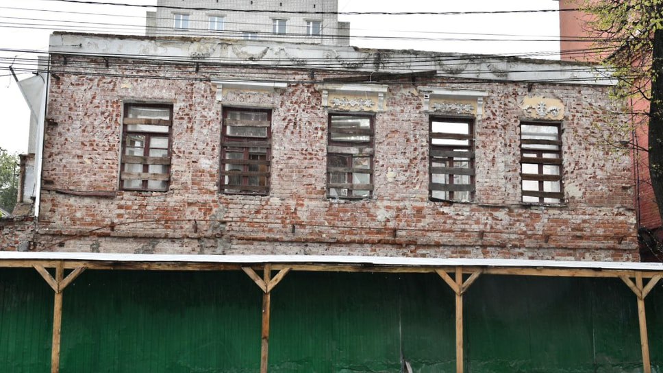 В Ярославле выдано разрешение на реставрацию и приспособление к современному использованию Дома Романова на улице Пушкина, 3. Работы включают ремонт фасадов, усиление фундаментов, восстановление интерьера, замену перекрытий и кровли. Разрешение действует до сентября 2025 года. Здание расселили в 2017 году, с тех пор оно не использовалось. «После окончания работ дом Романова может стать гостиницей. С учетом растущего турпотока вложения в восстановление здания будут выгодными инвестициями, а сам объект – ликвидным активом» — Михаил Евраев, губернатор. Фото: Пресс-служба правительства Ярославской области Еще больше новостей — в Telegram-канале «Ъ-Ярославль»