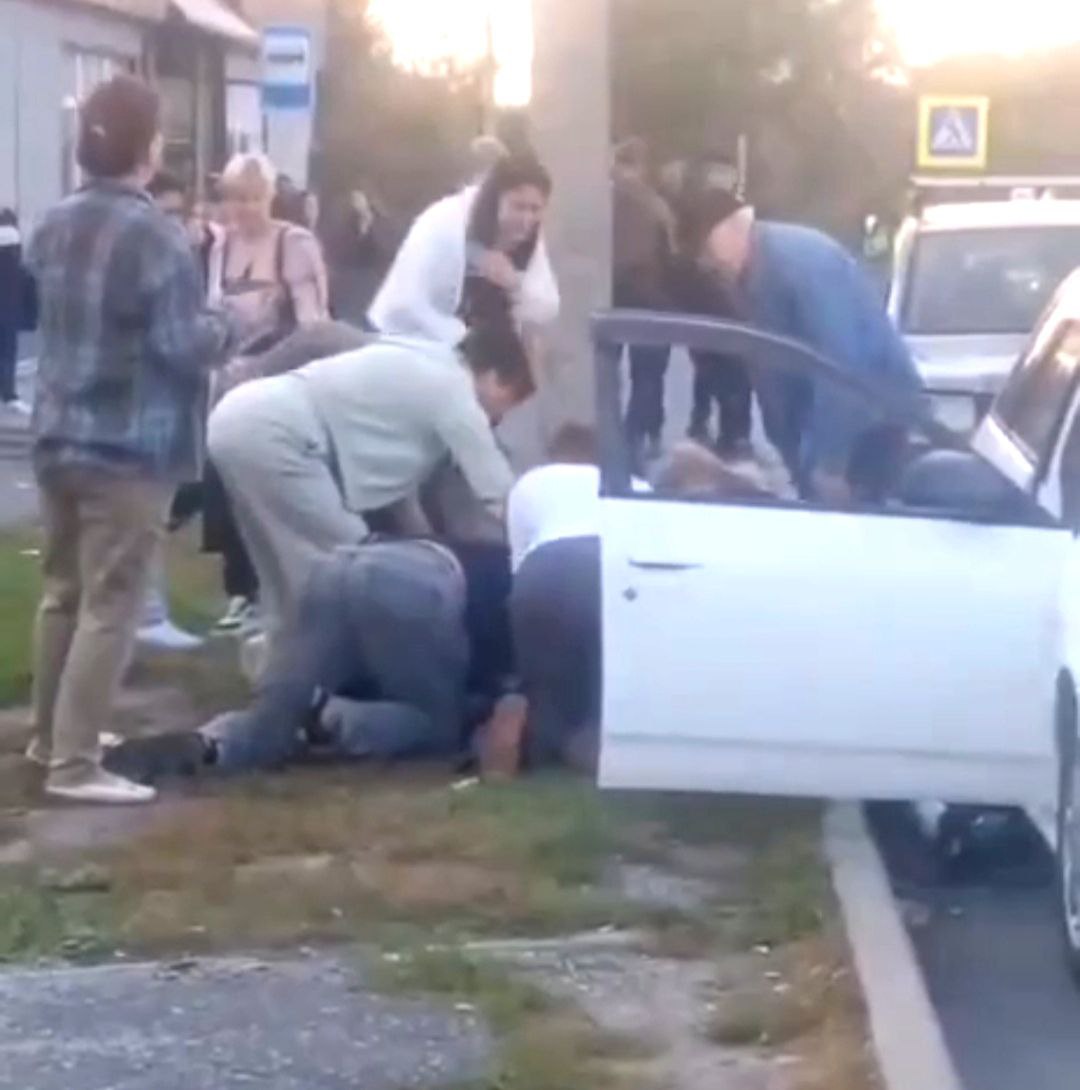 В Спасске Дальнем скончался 16 летний подросток э потерявший сознание рядом со школой Всё произошло у остановки где расположены две школы 11 и 15 Очевидцы пытались ему помочь но спасти его не удалось парень скончался до приезда скорой Что творится с подростками Источник Владивосток 1