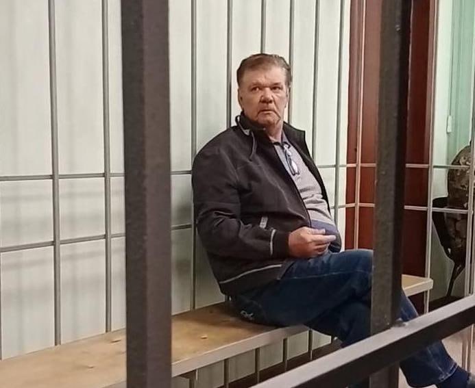 Железнодорожный суд Красноярска изменил меру пресечения известному красноярскому застройщику основателю УСК СИБИРЯК Владимиру Егорову И что важно сделал он это по ходатайству следователя  Суд принял решение изменить в отношении Егорова меру пресечения с заключения под стражу на запрет определенных действий Суд запретил Егорову общаться с определённым кругом лиц и принял решение освободить Егорова из под стражи немедленно сообщила объединённая пресс служба судов Красноярского края Проявили снисхождение к заслуженному человеку отпустили его из следственного изолятора Можно с определённой долей осторожности предположить расследование практически завершено впереди суд а сам Владимир Егоров со следствием плодотворно сотрудничал NeNASHI