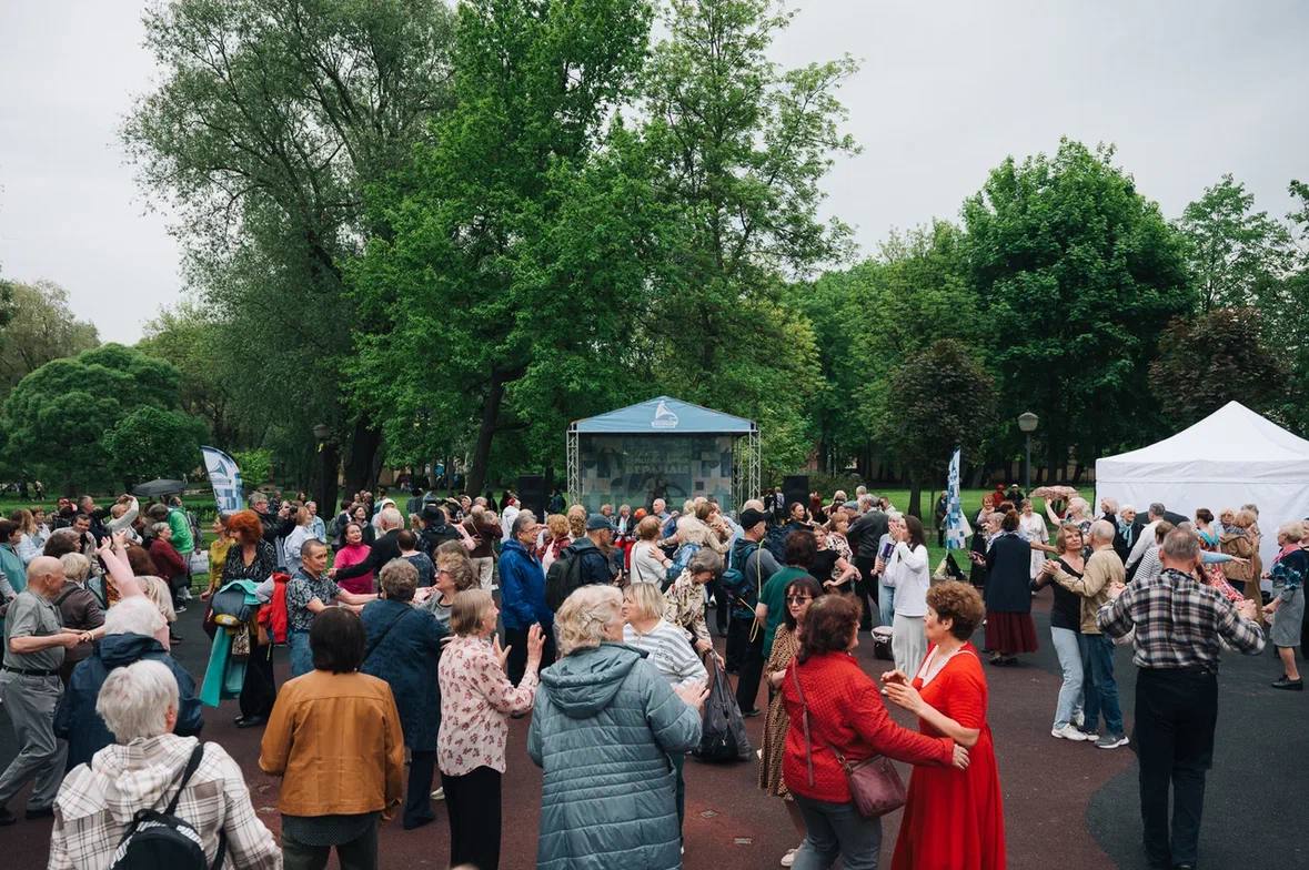 В Юсуповском саду стартовали «Городские танцевальные веранды» По просьбам старшего поколения возрождаем традиции танцплощадок середины 20 века. Потанцевать, послушать хорошую музыку, завести новые знакомства можно будет с мая по декабрь на площадках, организованных в разных районах города. Где именно, — подробнее в своем посте рассказывал Губернатор. Посмотрите, какие улыбки, какие эмоции на фотографиях из Юсуповского сада! Замечательный проект, открывающий людям старшего поколения и не только , новые возможности для активного отдыха.