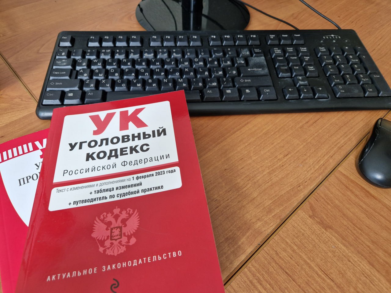 Ранее судимый житель города Котласа подозревается в пропаганде экстремистской организации  Региональными следственными органами СКР установлено, что подозреваемый после отбывания наказания в местах лишения свободы, разделяя взгляды и идеологию движения, деятельность которого признана экстремистской и запрещена на территории страны, на своей открытой странице в социальной сети разместил изображения, направленные на пропаганду указанного движения, а также в общественных местах в городе Котласе демонстрировал имеющиеся у него татуировки с его символикой.    Ведется следствие.