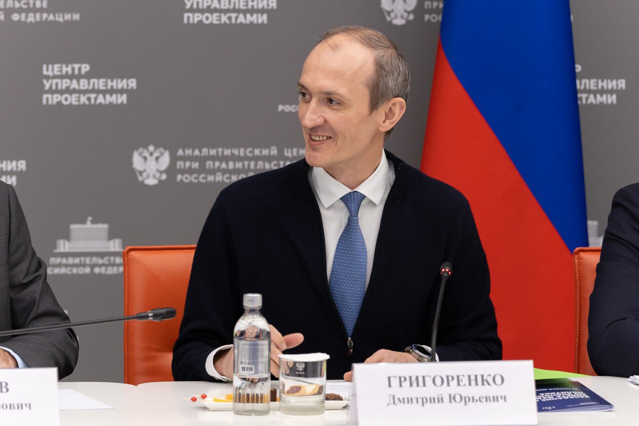 Дмитрий Григоренко подвёл итоги цифровой трансформации за 2025 год Заместитель Председателя Правительства Руководитель Аппарата Правительства Дмитрий Григоренко провёл совещание с Минцифры России по итогам реализации приоритетных проектов по цифровизации за 2025 год Главные итоги 2025 года Развитие госуслуг и онлайн сервисов   выведено 36 федеральных жизненных ситуаций на портал госуслуг   37 услуг переведены в онлайн или проактивный формат   расширены сценарии применения биометрии заселение в гостиницу без паспорта подтверждение возраста при покупках подтверждение личности при оформлении сим карт Борьба с кибермошенничеством   принят федеральный закон 41 ФЗ по противодействию кибермошенничеству   на Госуслугах запущены сервисы для граждан которые позволяют обезопасить себя от мошенников самозапреты на кредиты проверка кредитной истории и сим карт подача жалоб на вредоносные ресурсы и др   в пилотном режиме запущена платформа Антифрод объединение банков операторов связи и госорганов в единый контур для оперативного обмена информацией о мошенниках Отечественные ИТ решения   продолжилось оказание грантовой поддержки ИТ проектов малых предприятий поддержано 108 ИТ проектов на сумму 1 2 млрд рублей   отобрано 49 проектов в рамках индустриальных центров компетенций 17 получили гранты Разработка ИТ проектов завершится до конца 2027 года Источник government ru