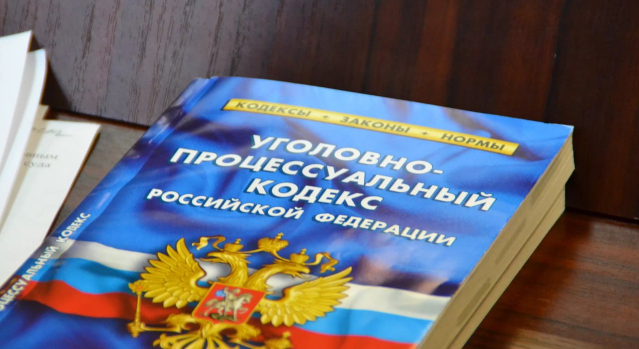 Подмосковные полицейские в Чехове задержали женщину, подозреваемую в причинении тяжкого вреда здоровью сожителя В Дежурную часть ОМВД России по городскому округу Чехов из медицинского учреждения поступило сообщение о том, что с телесными повреждениями доставлен и госпитализирован гражданин 1989 г. р. Сотрудниками полиции предварительно установлено, что в квартире одного из домов, расположенных на улице Полиграфистов, между потерпевшим и его сожительницей в ходе распития спиртных напитков произошел конфликт, после чего женщина нанесла мужчине ножевое ранение. В результате проведенных мероприятий сотрудниками уголовного розыска задержана подозреваемая в совершении противоправного деяния 1992 г.р. В отношении злоумышленницы следователем Следственного отдела ОМВД возбуждено уголовное дело по ст. 111 УК РФ «Умышленное причинение тяжкого вреда здоровью». Фигурантка задержана в порядке ст. 91 Уголовно-процессуального кодекса Российской Федерации.
