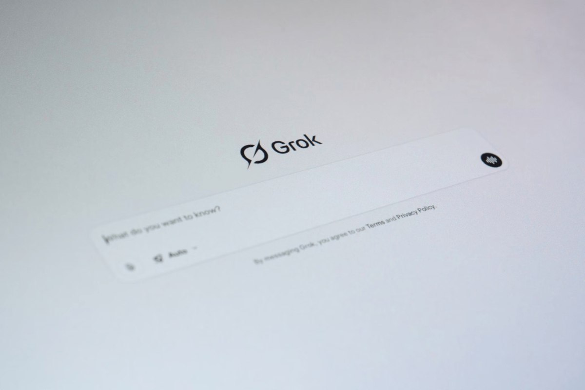 xAI уволила около 500 специалистов из команды по обучению ИИ моделей Grok узнало Business Insider Сокращения связаны с изменением стратегии Компания решила делать ставку на узких специалистов вместо преподавателей универсалов vc ru ai 2212844