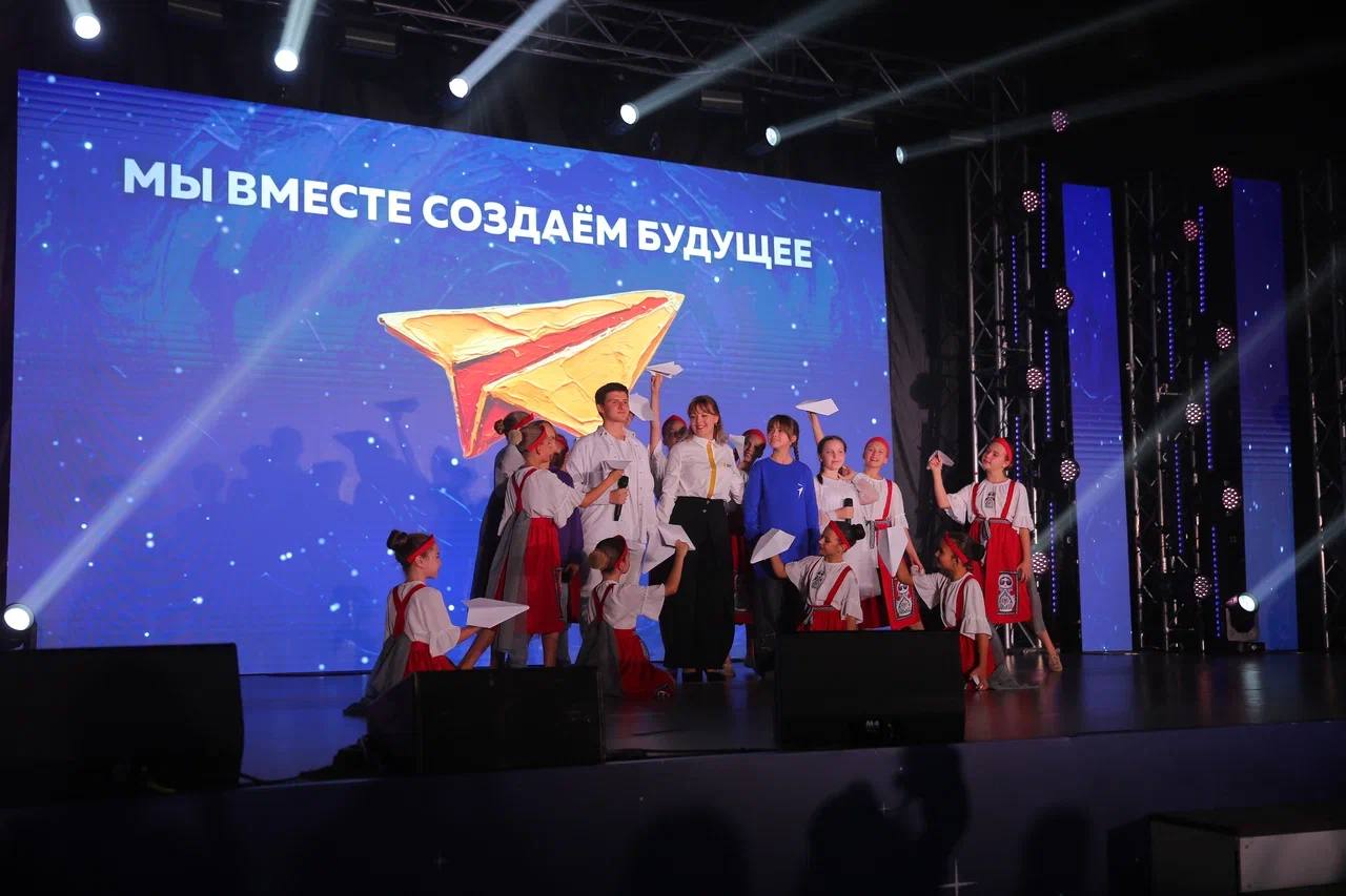 Проводники детства снова вместе в Волгограде начал работу окружной форум Сегодня начал работу пятый федеральный окружной форум Новая Философия воспитания Более 600 советников директоров школ и учреждений СПО по воспитанию региональных и муниципальных координаторов проекта Навигаторы детства представителей родительского сообщества и ученического актива собрались чтобы получить новый опыт для дальнейшей работы На открытии окружного форума в Волгограде участников поприветствовал директор ФГБУ Росдетцентр Александр Кудряшов В своем выступлении он отметил важную роль советников директоров по воспитанию и поблагодарил за возможности которые они открывают для самореализации ребят по всей стране Также в рамках открытия прошла пленарная дискуссия на которой спикеры обсудили взаимодействие ФГБУ Росдетцентр с партнерскими детско юношескими организациями страны Участники встречи подчеркнули важность слаженной совместной работы для достижения главной миссии формированию единой экологической системы воспитания Форум в Волгограде открывает вторую волну встреч в округах В эти дни участники смогут сверить часы и вдохновиться новыми идеями чтобы и дальше создавать пространство для воспитания в своих регионах Фотографии форума вы сможете найти в нашем фотоальбоме Форум проводится при поддержке Министерства Просвещения РФ РДЦ Росдетцентр Минпросвещения