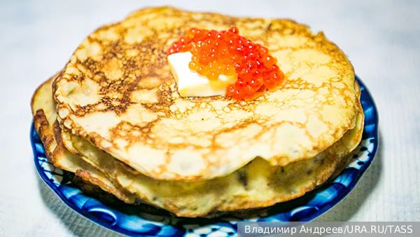 Традиционные блины на Масленицу это источник лишних жиров и быстрых углеводов которые не несут пользу для здоровья рассказал газете ВЗГЛЯД врач диетолог автор книг по похудению Михаил Гинзбург Он дал совет как минимизировать вред от поедания блинов увеличить долю продуктов не способствующих набору веса овощей и гарниров вроде гречки больше времени посвящать гуляниям и физической активности Итог простой больше движения меньше вредной еды больше полезной Блины можно сделать десертом которого должно быть немного Причем десерта будет тем меньше чем более сбалансированным и сытным был основной прием пищи Для него лучше выбрать нежирное мясо или рыбу крупяной гарнир цельнозерновой хлеб овощи После такого приема пищи уже ощущая сытость можно неторопливо и с удовольствием съесть один блин А затем отправиться на прогулку заключил Гинзбург Напомним в этом году Масленичная неделя проходит с 16 по 22 февраля   Telegram MAX Читать эксклюзив