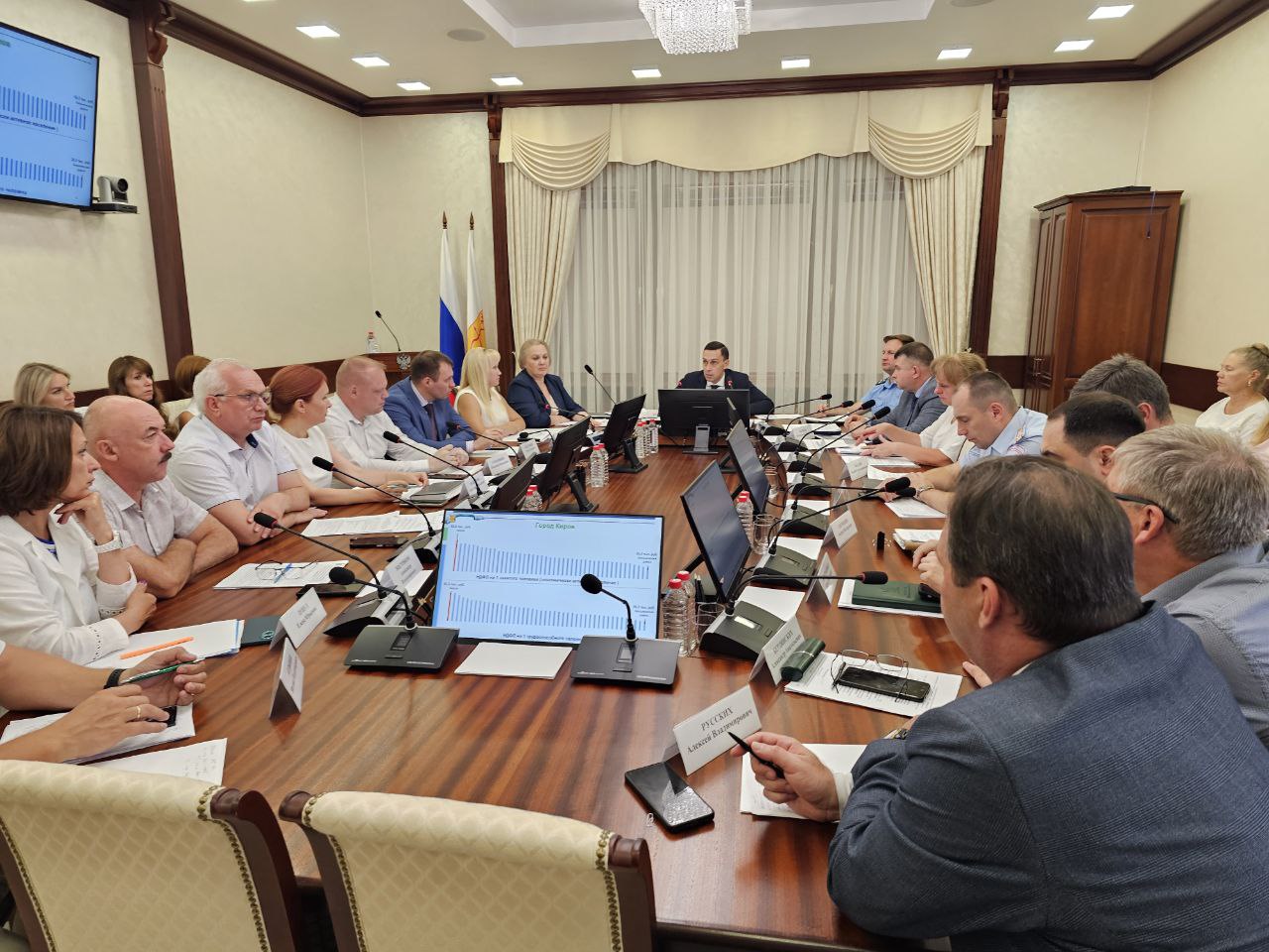 В Кировской области продолжается работа по легализации занятости. На заседании комиссии по борьбе с нелегальной занятостью обсудили ситуацию с трудовыми отношениями в Кирове. Первый зампред правительства Кировской области Дмитрий Курдюмов отметил, что Президент Российской Федерации дал поручение Правительству провести оценку случаев уклонения компаниями от оформления трудовых отношений и заключения договоров гражданско-правового характера с самозанятыми в целях занижения налоговой базы. — В рамках работы комиссии мы детально анализируем все представленные ведомствами данные. Так, число самозанятых растет, но при этом показывают доход выше МРОТ только 17%. Поэтому в рамках проводимой работы необходимо пресекать любые факты подмены трудовых отношений, а также сокрытия реальной заработной платы, — подчеркнул Дмитрий Курдюмов. В Кирове работают четыре группы, которые проверяют предприятия и объясняют работникам их права. Особое внимание уделяется компаниям, выплачивающим зарплаты «в конвертах» или ниже установленного минимума. Например, в сфере клининга такие случаи встречаются часто. Руководителям этих организаций рекомендовали пересмотреть подходы к трудоустройству. Также в рамках полномочий членов комиссии будут приняты меры реагирования в отношении подобны компаний. Кировская область