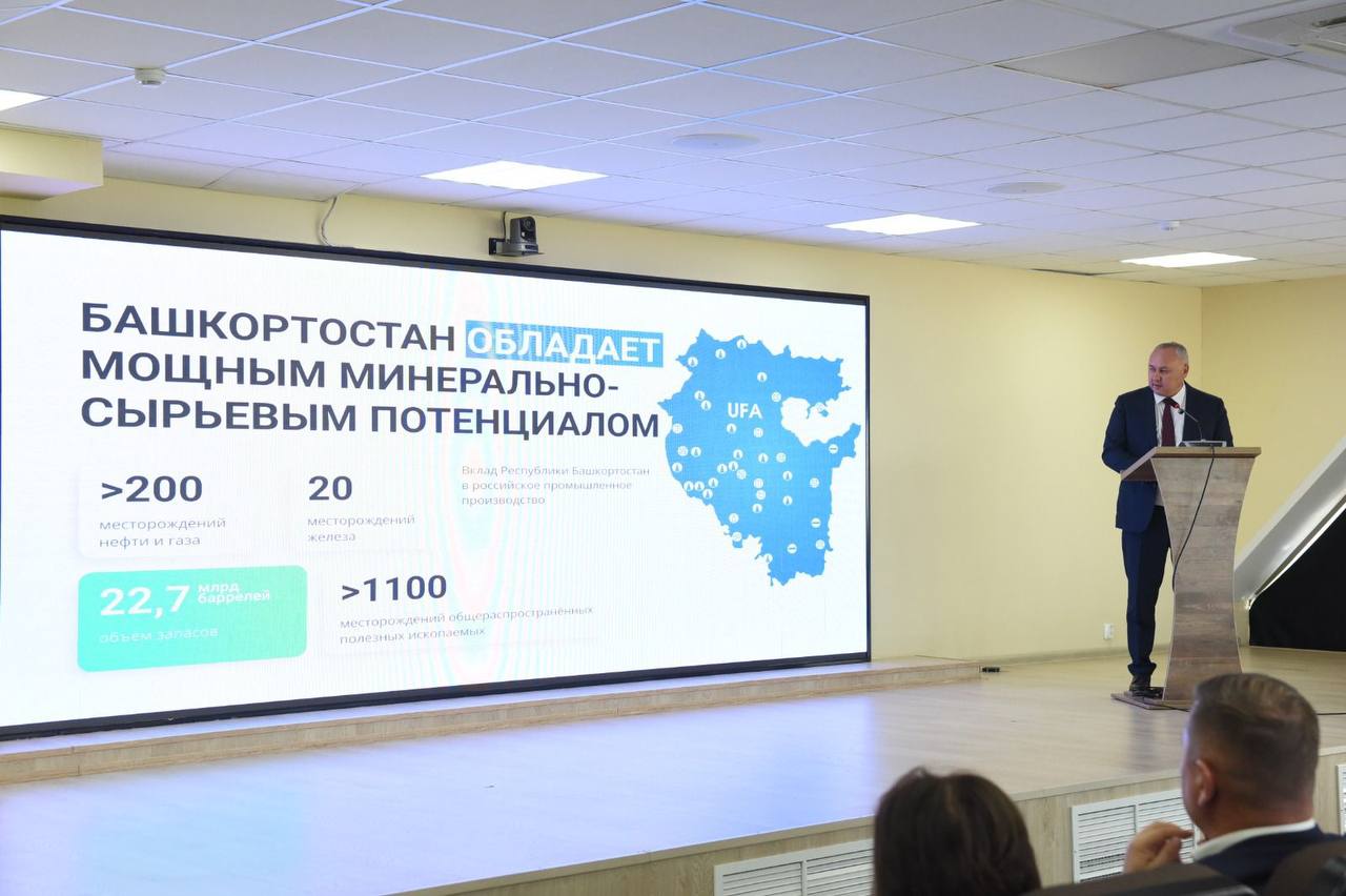 Как уже говорил, Башкортостан с Республикой Алтай связывает Соглашение о торгово-экономическом, научно-техническом и культурном сотрудничестве. В конце прошлого года мы его обновили и сейчас готовим Дорожную карту всех предстоящих проектов. Наши самые серьезные кейсы презентовал сегодня перед алтайскими коллегами. Часть из них уже в совместной работе. Отдельно остановлюсь на проектах в сфере промышленности. Башкортостан – один из ведущих, экономически сильных регионов России. По качеству деловой среды и комфорту предпринимательской деятельности мы стабильно входим в первую пятерку по стране. Лидируем и по числу преференциальных территорий. Благодаря сильным мерам поддержки и минимизации административных барьеров обеспечили трехкратный рост инвестиций ежегодно. С учетом такой специализации и потенциала Правительство РФ назначило Башкортостан наставником в сфере промышленного развития Республики Алтай. Мы проделали большую подготовительную работу, проанализировали все возможности региона и уже наладили связь между нашими институтами развития и министерствами. Поможем коллегам подготовить документы для получения Единой региональной субсидии. Научим механизму внедрения специального инвестиционного контракта, он стимулирует привлечение крупных инвесторов. 4 алтайских предприятия включим в состав сформированных Башкортостаном кластеров - это производители лестниц, изделий из алтайской древесины, одежды и детских товаров. В сфере сельского хозяйства и пищевой переработки у нас также большой потенциал совместного развития. Так, компания «Башинком» отправила порядка 150 тонн органических удобрений алтайским садоводам. Можем поставлять основные продукты питания и семенной материал. Мы серьезно настроены развивать партнёрство между нашими республиками и как признанный конгрессный центр страны.