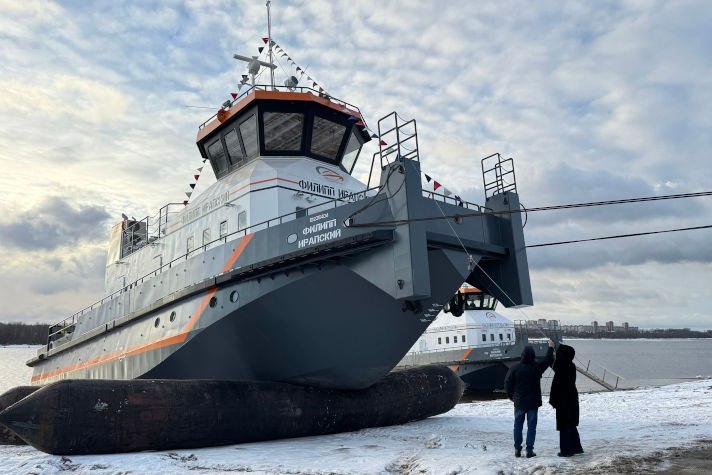 Новый буксир толкач Филипп Ирапский спущен на воду на Череповецком СЗ 12 декабря на Череповецком судостроительном заводе ЧСЗ состоялась церемония спуска на воду нового буксира толкача Филипп Ирапский Новый буксир назвали в честь Преподобного Филиппа Ирапского чья жизнь тесно переплетена с историей города Имя для судна было выбрано по инициативе Вологодской епархии и её главы епископа Череповецкого и Белозерского Игнатия Это по счёту буксир построенный на ЧСЗ и последний в рамках крупного контракта с ГТЛК Контракт предусматривал строительство серии из пяти мощных буксиров проекта ТСК 395М в рамках государственной программы обновления флота с привлечением средств Фонда национального благосостояния Все суда этой серии два из которых были поставлены в 2024 году а три в 2025 предназначены для работы на маршруте от Череповца до Астрахани Новый буксир обладает мощностью 1300 л с что позволяет ему эффективно тянуть до барж одновременно Для безопасной проводки таких длинных составов судно оборудовано уникальной подъемной рубкой улучшающей обзор Технические характеристики Длина 22 3 м Ширина 7 4 м Высота борта 2 84 м Осадка 1 5 м Мощность ГД 440 кВт Фото материал Агентства городского развития Череповца НордикНовости БуксирныеНовости Судостроение