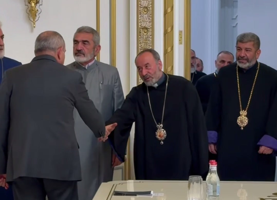 От имени 10 мятежных епископов распространено заявление согласно которому они завтра в 17 00 проведут не литургию хотя это время вечерней службы в храмах а митинг против Католикоса в Первопрестольном Эчмиадзине Свое обращение к верующим иерархи ААЦ назвали мятежом с подачи власти справедливым призывом к Католикосу уйти на покой ставшим безотлагательной необходимостью Они заявили что опасные развития вокруг Церкви достигли точки невозврата и могут повлечь за собой необратимый ущерб Церкви государству и верующему народу Пришло время нам духовенству и верующим быть честными друг с другом и признать что за прошедшие годы наш голос не был услышан в Церкви мы не смогли оказать какого либо существенного влияния на ее миссию написано в заявлении SputnikARM