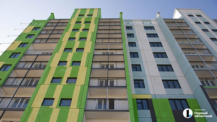 Выбор квартир в новостройках Челябинска за год вырос на 44% В июне 2025 года стало больше объявлений о продаже двухкомнатных +56% , однокомнатных +47% и трехкомнатных квартир +30% , сообщили нам в «Авито Недвижимости». Спрос на студии увеличился на 2%. Аналитики также отмечают, что цены на двухкомнатные квартиры снизились на 0,1%. Средняя стоимость новой жилплощади составляет 7,7 миллиона рублей. Цена квадратного метра — 146 тысяч рублей.