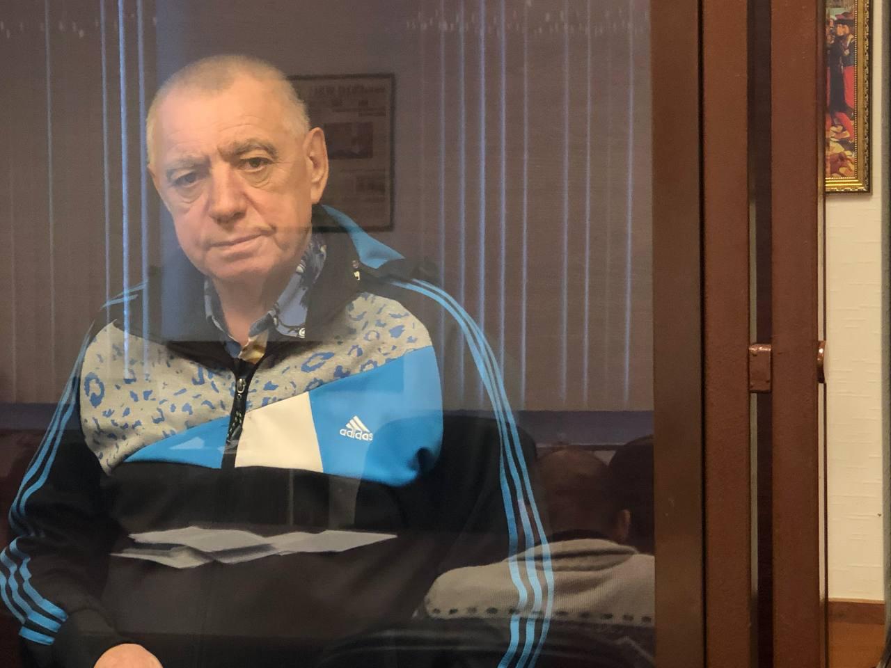 3 года лишения свободы получил уроженец Украины за разговоры о войне с отдыхающими санатория Центральный окружной военный суд Екатеринбурга 16 января признал виновным 65 летнего уроженца Ивано Франковской области Михаила Тымкив по статьям в призывах к экстремизму и оправдании терроризма Мужчине назначили 3 года колонии поселения стало известно нашему корреспонденту Как сообщает Медиазона на прошлой неделе прокуратура просила приговорить Тымкив к 5 годам колонии поселения По версии следствия во время лечения в санатории Ахманка в Тюменской области Михаил Тымкив в беседах с другими отдыхающими 9 мая 2022 года произнес Резать русских русских на мясо пустить русских на мясо Обвинение утверждает что мужчина сказал это у входа в административное здание санатория находясь в состоянии алкогольного опьянения Три эпизода относятся ко второму пребыванию Тымкив в санатории с 1 по 18 июня 2025 года Крымский мост взорвали и я этому очень рад Скоро мы украинцы начнем взрывать газопроводы повсюду будут взрывы Железнодорожный мост в Брянске взорвали скоро будут новые взрывы Взрывы совершенные Украиной на территории России это не теракт Скоро каждый украинец будет взрывать Это правильно это война Украина ведет борьбу Я поддерживаю только сторону Украины и считаю отличным что военная операция Украины Паутина по уничтожению самолетов и аэродромов России была проведена Русских надо уничтожать Скоро Россия распадется Русских солдат необходимо убивать и уничтожать Михаил Тымкив более 25 лет живет в Новом Уренгое В своих выступлениях он заявлял что поддерживает политику правительства по денацификации Украины а также рассказывал что его взрослая дочь проживающая в Ивано Франковске критикует украинскую власть а на Западной Украине люди ждут когда это все поскорее закончится и хотят ехать поднимать Россию Фото Северная Пчела