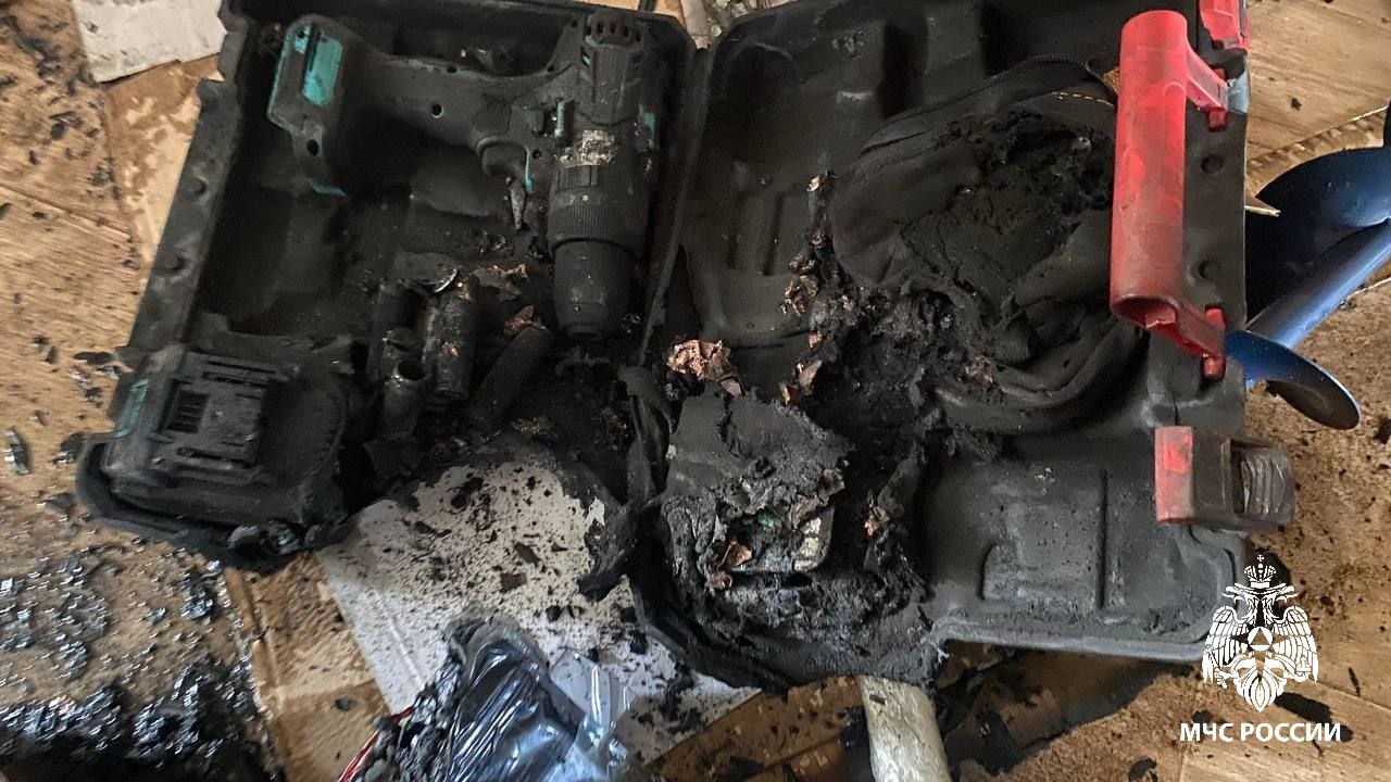 Вспыхнувший шуруповерт едва на сжег квартиру в Ижевске  Пожар произошел в одной из квартира на 9 этаже дома на улице Ильфата Закирова, сообщает пресс-служба МЧС Удмуртии.   Хозяйка квартиры услышала взрывы в кладовой квартиры. Как выяснилось позже, вспыхнула лежавшая без дела с февраля аккумуляторная батарея от шуруповерта. Женщина вызвала пожарных и с ребенком покинула квартиру.  Начальник сектора судебных экспертиз Испытательной пожарной лаборатории Дмитрий Несмелов предположил, что батарея могла вспыхнуть из-за механических повреждений или попадания влаги. Специалист отметил, что потушить литий-ионные аккумуляторные батареи можно только полностью погрузив их в воду.  Фото: МЧС Удмуртии   #Ижевск