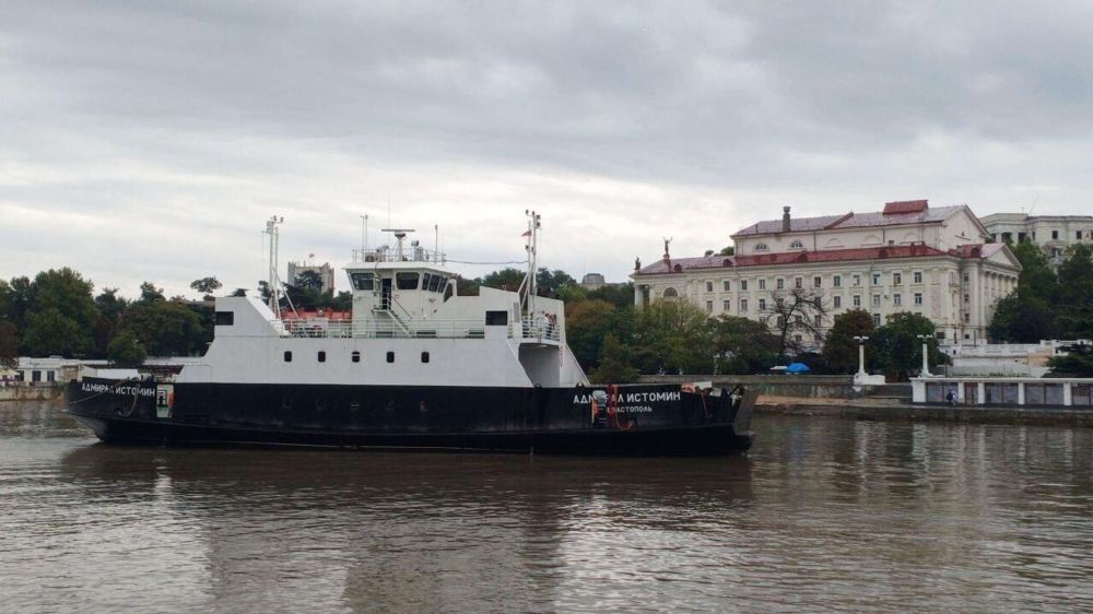 В Свастополе перекрыт рейд ⁠ СИМФЕРОПОЛЬ, 17 ноя - РИА Новости Крым. Рейд в Севастополе временно перекрыт, движение судов через бухту приостановлено. Об этом сообщает департамент транспорта города.  "Уважаемые пассажиры! Морской пассажирский транспорт приостановил движение!", - говорится в Telegram-канале ведомства.  О причинах остановки морского пассажирского транспорта не сообщается. На площадях Нахимова и Захарова организован подвижной состав для работы на компенсационном маршруте....  Подробнее>>>