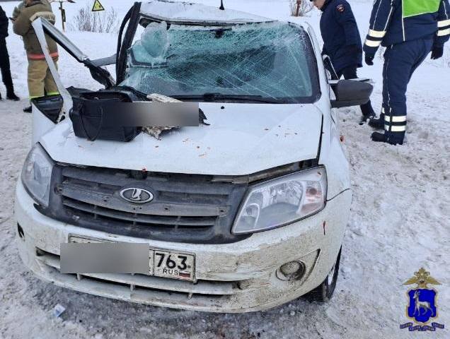 Два человека погибли в ДТП на трассе Казань Буинск Ульяновск По предварительным данным Лада Гранта выехала на встречную полосу и столкнулась с грузовиком Два пассажира легкового автомобиля погибли на месте Водитель и ещё один пассажир получили травмы Подписаться Новости Казани