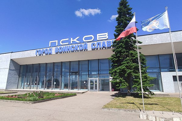 Псковский аэропорт к 2030 году сможет принимать ежегодно 500 тыс пассажиров Псковский международный аэропорт Княгиня Ольга к 2030 году сможет принимать порядка 500 тыс пассажиров что в два раза больше текущих показателей пассажиропотока заявил губернатор Михаил Ведерников первому заместителю министра транспорта РФ Валентину Иванову в ходе осмотра территории аэропорта Об этом сообщает ТАСС Строится новый терминал Этот действующий терминал пройдет капитальный ремонт Будут два раздельных терминала Здесь останется терминал вылета А там отдельный терминал прилета потоки пассажиров будут разведены Мы посчитали у нас в планах до 2030 года полмиллиона пассажиров сказал Ведерников aviaru net n287075