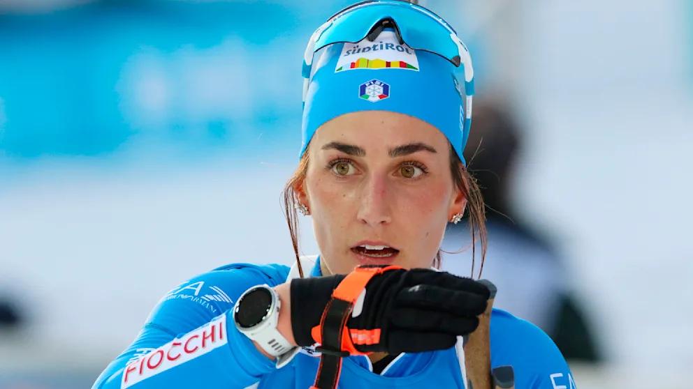 Первый допинг скандал Олимпиады итальянскую биатлонистку отстранили перед стартом соревнований За несколько дней до открытия зимней Олимпиады в Милане разразился первый допинг скандал Итальянская биатлонистка Ребекка Пасслер сдала положительный тест В ее пробе обнаружили летрозол препарат который снижает уровень эстрогена и с 2008 года находится под запретом в спорте Летрозол применяется в медицине в том числе при лечении ранних стадий рака груди однако в спорте он считается маркером возможного применения анаболических средств Теперь Пасслер предстоит объяснить каким образом вещество оказалось в ее организме На время разбирательства спортсменку отстранили а ее имя уже удалено с сайта итальянской федерации Особенно болезненным этот удар стал для самой спортсменки Пасслер родом из коммуны Антхольц где на этой Олимпиаде пройдут биатлонные соревнования Она входила в состав национальной сборной для домашнего этапа но в итоге пропустит соревнования 24 летняя биатлонистка племянница Йоханн Пасслера первого итальянца завоевавшего олимпийскую медаль в биатлоне в 1988 году BILD Russian