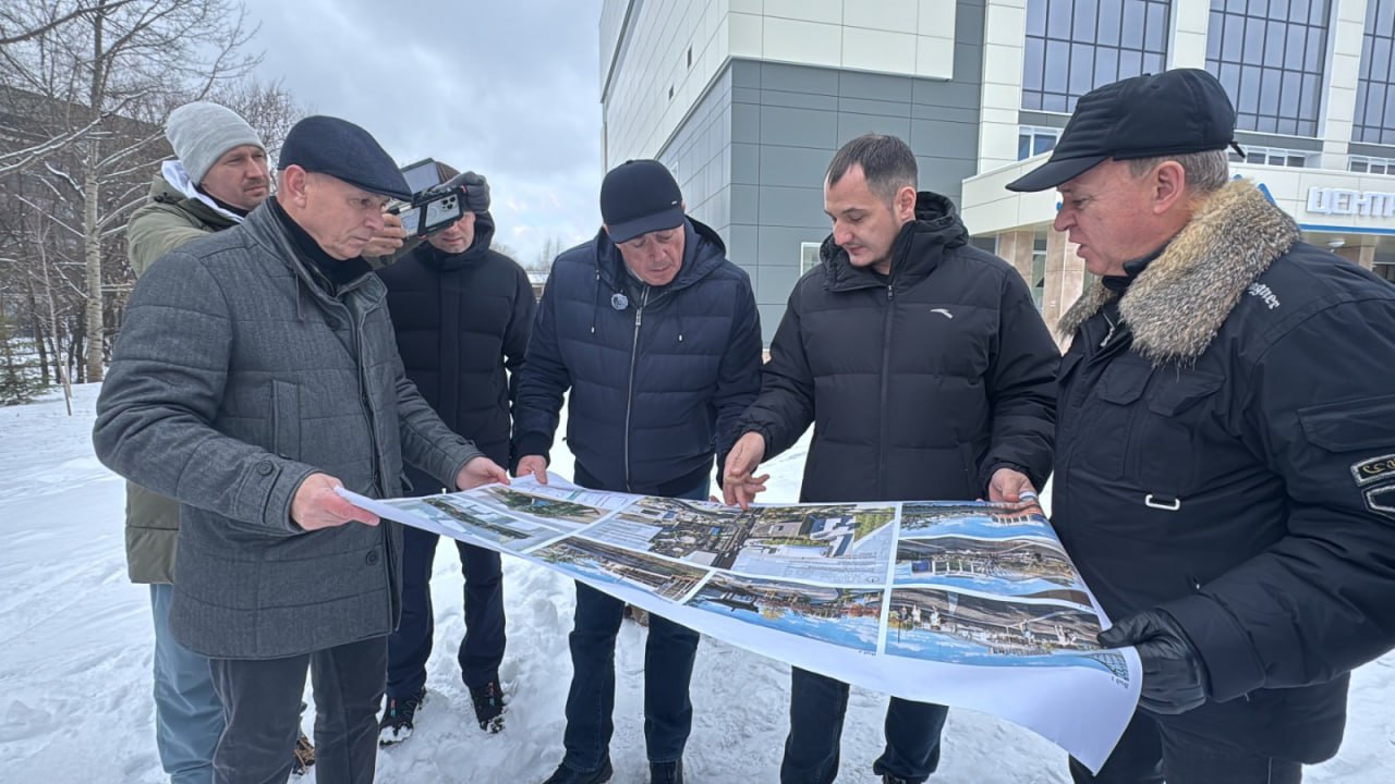 В Южно-Сахалинске продолжается комплексное благоустройство набережной реки Рогатки  Губернатор Валерий Лимаренко и мэр Южно-Сахалинска Сергей Надсадин обсудили очередной этап проекта, который позволит объединить уже существующее пространство, созданное в ходе первых этапов, с территорией возле ДК «Родина», Центра единоборств и Корейского культурного центра.   - Мы находимся в знаковом месте: здесь расположены «Сахалин Арена», дом культуры «Родина». Непосредственно здесь проведем очередной этап благоустройства реки Рогатки. Здесь будет общественное пространство со сквером и велопешеходным мостом. Все это станет новой прогулочной зоной, создаст хорошие условия для жителей и гостей Южно-Сахалинска. Наш город становится все более столичным, сюда приезжают деловые партнеры, спортсмены. Южно-Сахалинск – город, где каждый месяц проходят крупные события. Уже в январе у нас пройдут Российско-китайские молодежные зимние игры,   – сказал Валерий Лимаренко.   Новый этап благоустройства объединит сразу четыре зоны – здание Центра единоборств, сквер имени В.И. Высоцкого, дом культуры «Родина» и Корейский культурный центр. Проект подразумевает формирование единой площади со световым навесом в праздничные дни. Здесь же появятся световые инсталляции, арт объекты, амфитеатр для выступлений «Яма», березовая роща, сквер «Дружбы народов» и велопешеходный мост.  Больше интересного с МК на Сахалине