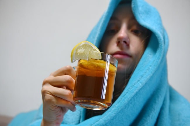 В Якутии стартует неделя поддержания и укрепления иммунитета В преддверии Всемирного дня иммунитета который отмечается 1 марта в России стартует Неделя поддержания и укрепления иммунитета Главная цель акции напомнить что естественная защита организма требует ежедневной заботы а не только в сезон простуд Иммунитет это природный щит от вирусов бактерий и других вредных факторов Если он в порядке человек реже болеет дольше сохраняет активность и качество жизни Но есть вещи которые этот щит разрушают В группе риска любители алкоголя и сигарет те кто мало двигается хронически не высыпается живет в стрессе и питается чем попало Окружающая среда тоже вносит свою лепту Проверить насколько организм готов к защите можно бесплатно В рамках национального проекта Продолжительная и активная жизнь во всех поликлиниках доступна диспансеризация Комплекс обследований помогает выявить проблемы на ранней стадии когда лечение еще эффективно Записаться можно через Госуслуги или по номеру 122 Фото Булатов Алексей