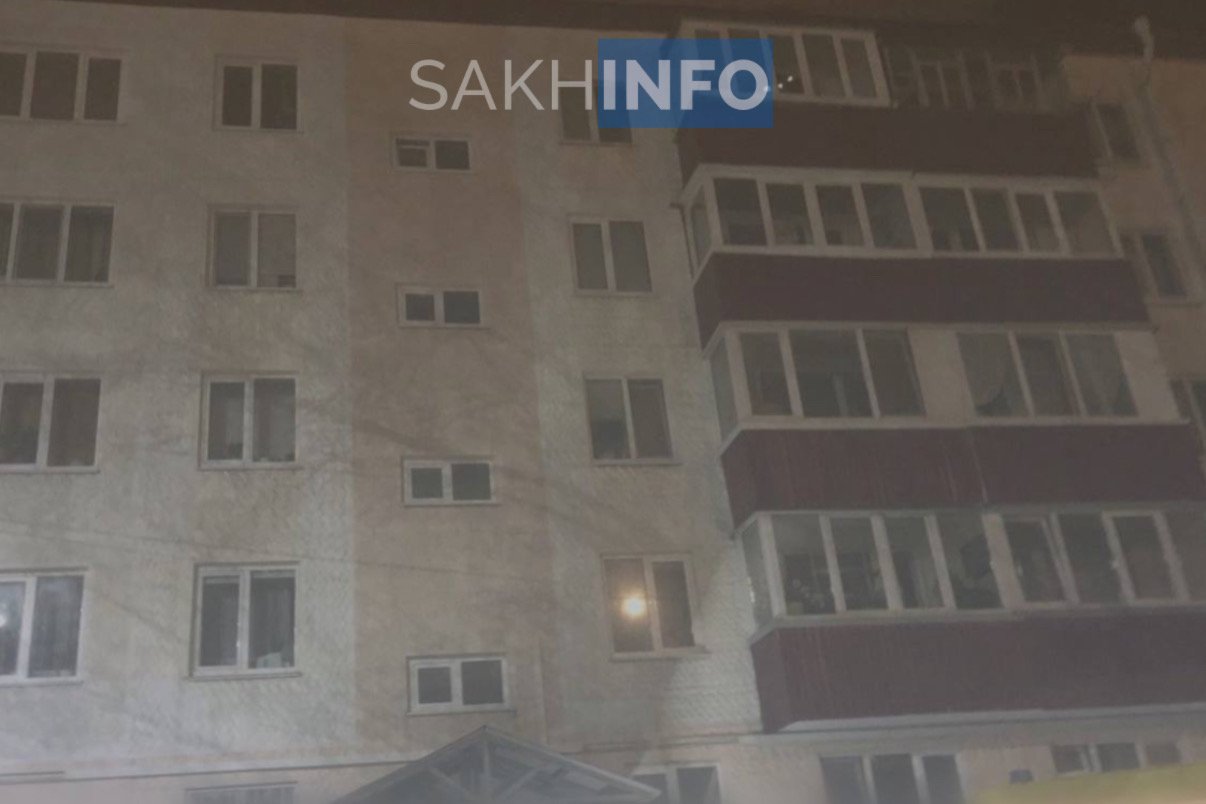 В Корсакове обнаружен труп мужчины Как стало известно «Сахалин Инфо», тело 44-летнего мужчины нашли в одном из дворов жилого дома города Корсакова. «Для установления причины смерти мужчины его тело направлено на судебно-медицинское исследование. Устанавливаются все обстоятельства произошедшего, по результатам проверки будет принято процессуальное решение.», - сообщили в следственном комитете Сахалинской области СУ СК РФ по Сахалинской области