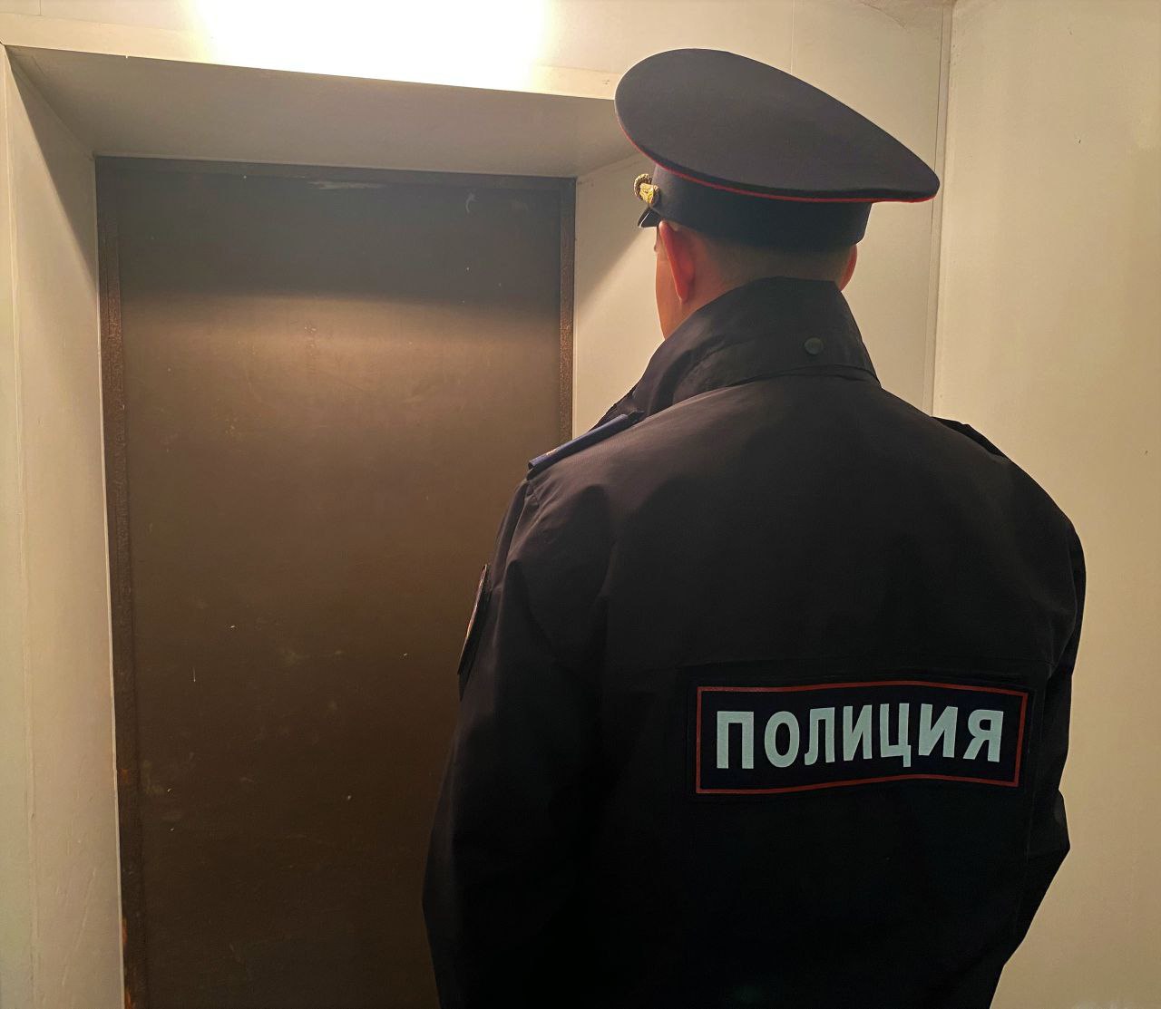 В Рязани полицейские пресекли фиктивную постановку на учёт 5 иностранных граждан Участковые уполномоченные полиции ОМВД России по Железнодорожному району города Рязани в ходе проведения проверочных мероприятий выявили факты нарушения миграционного законодательства 31 летним жителем областного центра Полицейские установили что мужчина поставил на миграционный учёт 5 граждан одной из стран Средней Азии и за это получил от них денежное вознаграждение При этом злоумышленник заведомо знала что проживать на ее жилплощади иностранцы не будут В отношении подозреваемого в отделении дознания ОМВД России по Железнодорожному району Рязани возбуждено уголовное дело по признакам преступления предусмотренного ст 322 3 УК РФ Санкцией статьи предусмотрено максимальное наказание в виде лишения свободы на срок до 5 лет Полицейские устанавливают возможную причастность фигуранта к другим эпизодам противоправной деятельности