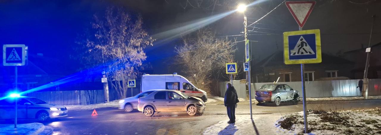 Сводка ДТП  За прошедшие сутки на дорогах Рязанской области зарегистрировано 1 дорожно-транспортное происшествие, в результате которого 2 человека получили травмы.  В области зарегистрировано 33 ДТП с причинением материального ущерба автовладельцам.  Инспекторы дорожно-патрульной службы Госавтоинспекции выявили 254 нарушения ПДД, в том числе 1 факт управления транспортным средством в состоянии опьянения. Выявлен 1 водитель, который отказался от прохождения медицинского освидетельствования. Выявлено более 50 нарушений, связанных с управлением «тонированным» автомобилем.  25 декабря, примерно в 20.40, в городе Рязани напротив дома 24 на улице Бронной, 61-летний житель Рязани, управляя автомобилем «Рено Логан», совершил столкновение с автомобилем той же марки и модели под управлением 41-летней рязанки.  В результате происшествия водители с травмами обращались за медицинской помощью.  По факту ДТП проводится проверка. Обстоятельства происшествия устанавливаются.