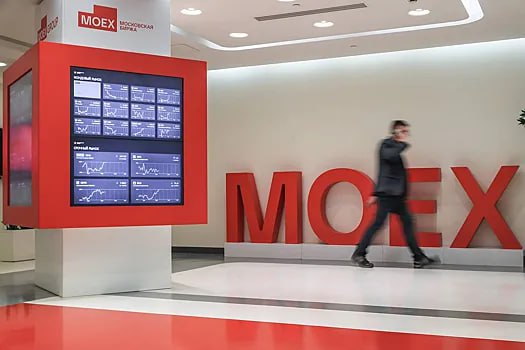 В первой половине дня российский фондовый рынок снижается до минимума за последний месяц на фоне непривычно резкой критики президентом США Дональдом Трампом российского руководства. Индекс Мосбиржи опускался до 2706 пунктов, за последние три месяца на этом уровне он находился дважды, свидетельствуют данные площадки.  Накануне Трамп заявил, что рассматривает жесткие санкции против России, однако не стал говорить, что именно будет сделано, пообещав сюрприз. Он вновь возмутился тем, что, по его мнению, Москва не намерена останавливать боевые действия и не идет на переговоры о мире, а все обещания ничего не значат.  Отдельно глава Белого дома раскритиковал президента России Владимира Путина, объяснив, почему разочаровался в нем.  «Он [Путин] всегда очень любезен, но в итоге это бессмысленно», — подчеркнул Трамп.  В начале года российский фондовый рынок взлетел на фоне заявлений Трампа о готовности налаживать отношения с Россией.