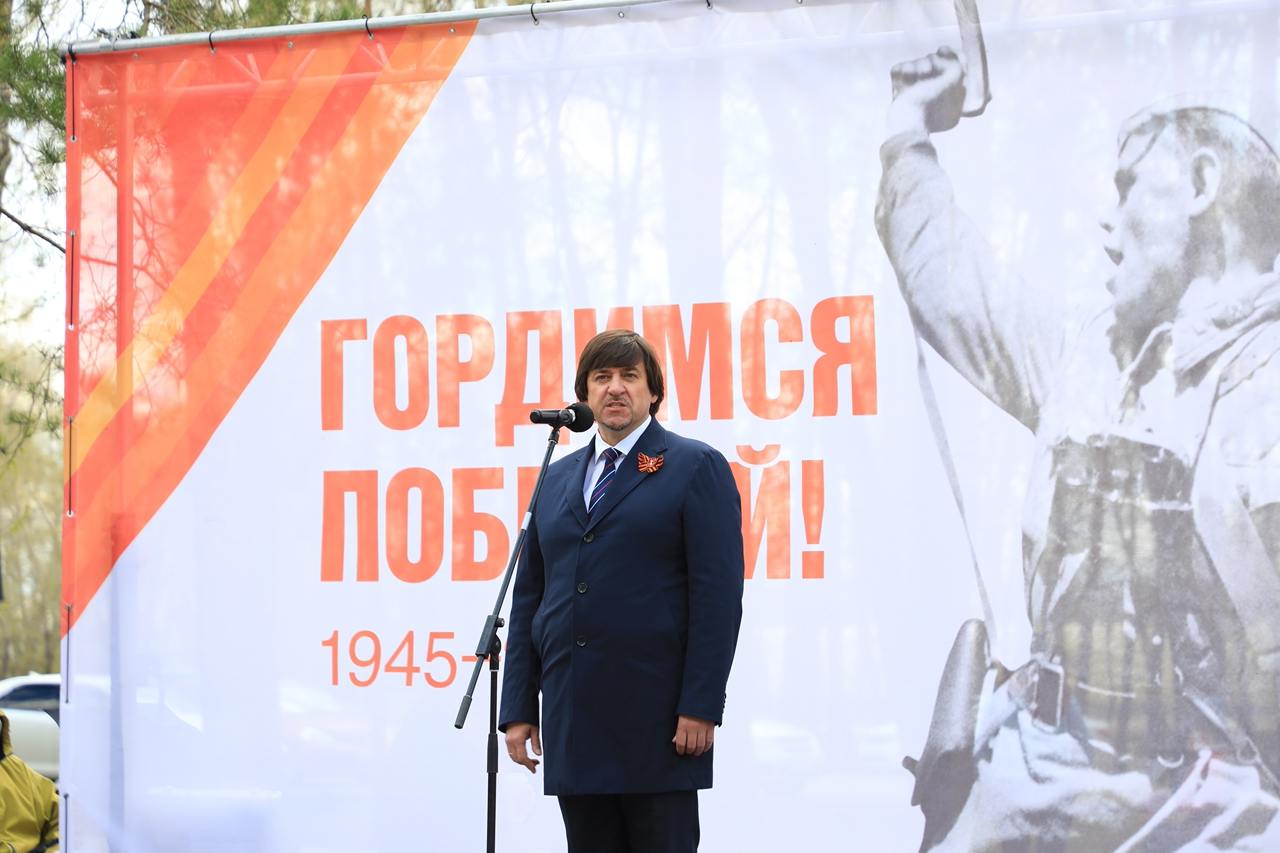 Обновленный сквер Тридцатилетия Победы открылся в Тюмени В торжественной церемонии приняли участие представители ветеранских организаций, администрации и депутатского корпуса областной столицы, Центра русской культуры, жители микрорайона Тура. Около ста учеников школы № 67 пришли на праздник с портретами своих прадедушек и прабабушек, ковавших Великую Победу на фронте и в тылу. «В преддверии празднования 80-летия Победы мы сегодня открываем после благоустройства одно из памятных мест Тюмени. В годы Великой Отечественной войны наш город стал промышленной площадкой, которая снабжала фронт необходимым. Тюмень – город трудовой доблести – с гордостью несет это звание. Спасибо нашим ветеранам за Победу, низкий им поклон за Родину, которую они спасли!», – заявил, приветствуя собравшихся, глава Тюмени Максим Афанасьев. Сквер Тридцатилетия Победы был создан 50 лет назад по инициативе ветеранов Великой Отечественной войны, трудившихся на лесопромышленном комбинате. Реконструкция общественного пространства проведена по инициативе и при поддержке трудовых коллективов Тюмени, подчеркнул глава города. «Мы очень довольны новым обликом памятного места. Рады, что люди помнят о наших ветеранах. Спасибо тем, кто это сделал!», – заявила председатель Совета ветеранов микрорайона Тура Евгения Замятина. Администрация города Тюмени. #Победа80