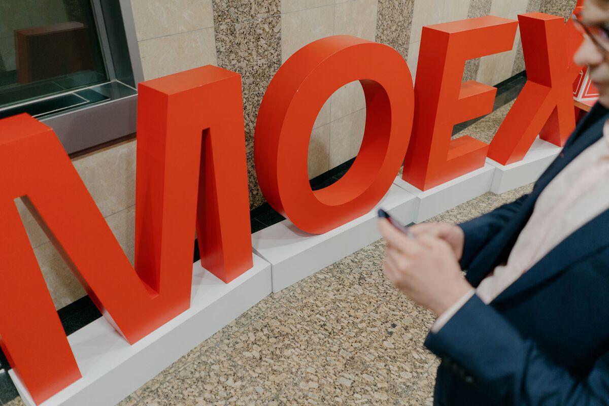 Мосбиржа запустит вечный фьючерс на индекс гособлигаций Московская биржа 23 декабря начнет торги однодневным фьючерсным контрактом с автопролонгацией вечный фьючерс на индекс МосБиржи гособлигаций говорится в сообщении площадки Параметры нового инструмента торговый код RGBIF базовый актив индекс МосБиржи государственных облигаций RGBILP шаг цены 0 01 пункта стоимость шага цены 1 рубль Профессиональные управляющие и частные инвесторы смогут хеджировать ценовые изменения портфелей облигаций или реализовывать торговые стратегии основанные на ожиданиях движения ключевой ставки В сочетании с квартальным фьючерсом на индекс RGBI и спот рынком новый инструмент откроет инвесторам дополнительные арбитражные возможности отмечается в сообщении биржи Индекс МосБиржи государственных облигаций RGBILP основной индикатор рынка российского государственного долга рассчитываемый по текущим ценам наиболее ликвидных ОФЗ с дюрацией более одного года в режиме реального времени по методу чистых цен без учета купонных выплат В базу расчета индекса на текущий момент включены 27 выпусков гособлигаций trader book