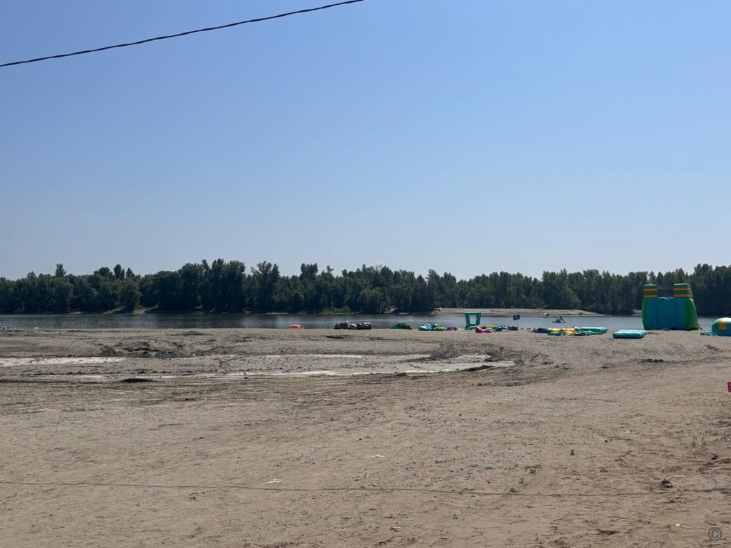 Пляж на острове Помазкин готовят к открытию Территорию пляжа и акваторию обследовали и очистили от мусора, а также провели обработку от клещей. Сейчас проводятся лабораторные испытания воды и песка, сообщили в мэрии. После получения положительных результатов пляж будет готов к открытию, которое запланировано на конец текущей или начало следующей недели. На сегодняшний день в городе работают три пляжа на озере Пионерское, на озере Варежка и на Гребном канале , а также 10 открытых бассейнов. Везде к началу купального сезона прошла необходимая поэтапная подготовка. ТОЛК