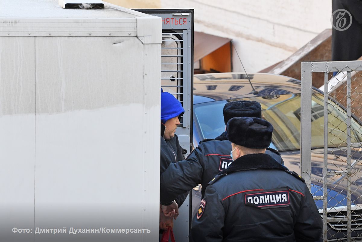 В хищениях почти 1,1 млрд руб. из банка «Город» обвиняют его бывших бенефициара Владимира Кваснюка  Юшваева  и нескольких топ-менеджеров, уже осужденных в конце прошлого года за незаконный вывод 10,6 млрд руб.  Как полагает следствие, фигуранты оформили фиктивную покупку 61 облигации федерального займа и 121 облигации ПАО ВТБ. Свою вину никто из них не признает.    Подробнее — в материале «Ъ».  #Ъузнал