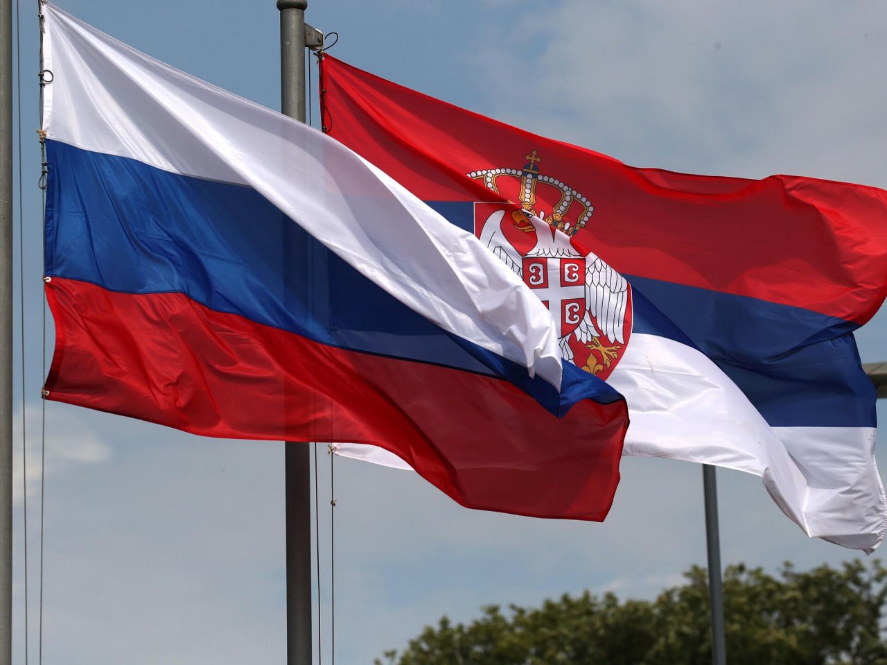 Более 20 человек отказались от паспорта РФ для получения гражданства Сербии. Однако из-за «негласного запрета» Белграда на выдачу паспортов люди стали апатридами Более 20 уроженцев России оказались людьми без гражданства, так как отказались от российского паспорта ради сербского, но не смогли получить его из-за бездействия Белграда. Об этом сообщает The Moscow Times со ссылкой на консультанта, знакомого с ситуацией, и одного из людей, оказавшихся без гражданства. По словам источника издания, причиной такой ситуации может быть негласный запрет сербских властей на предоставление гражданства выходцам из России, Украины и Беларуси. Официально такой запрет не введен, однако на практике выдача паспортов гражданам этих стран фактически приостановлена, утверждает собеседник журналистов. Процесс получения гражданства Сербии подразумевает отказ от другого гражданства, которое было у заявителя. Есть исключение — от предыдущего паспорта не требуется отказываться, если гражданство Сербии было выдано «в интересах республики». Как ранее выяснили «Важные истории», с начала войны 204 россиянина, связанные с оборонно-промышленным комплексом, Кремлем, ФСБ и Кадыровым, получили сербские паспорта по этой процедуре. Подписаться на «Новую-Европа»