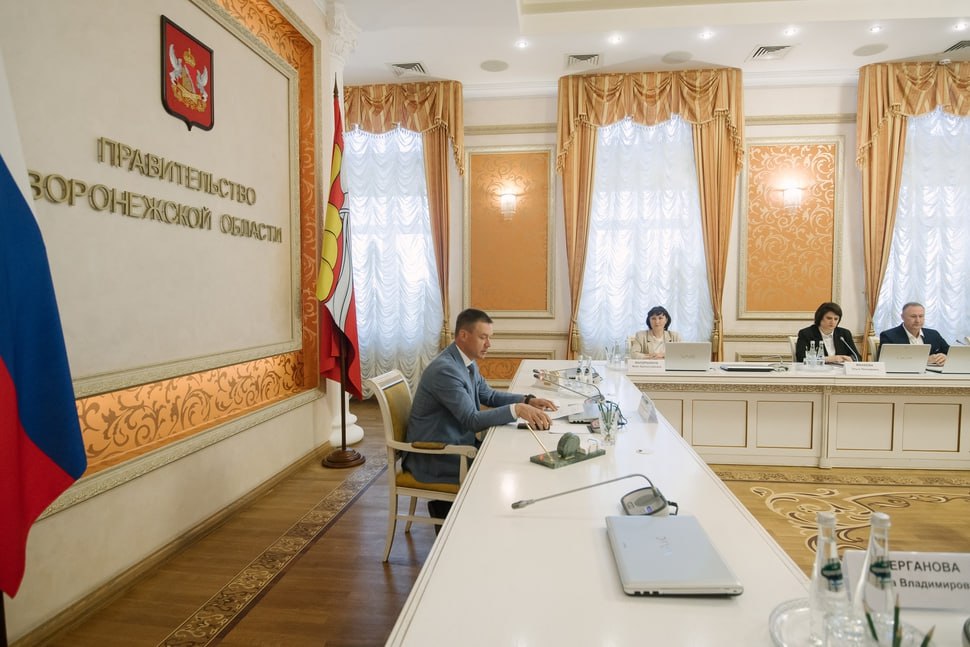 Воронежский вице-губернатор поручил разработать комиксы для выявления радикальных мигрантов Дмитрий Маслов пошёл навстречу работодателям, пожелавшим иметь памятку для руководителей низшего звена – например, бригадиров, непосредственно контактирующих с работниками-мигрантами. Речь идёт, в том числе, о внешних признаках — особенностях питания, внешнего вида, ритуалах. Заместитель губернатора Дмитрий Маслов поручил министерству внутренней политики разработать такие памятки с привлечением к их созданию специалистов из научного сообщества. Также работодатели, использующие труд мигрантов, пожаловались на огромные очереди в профильных структурах. Здесь региональные власти никаких обязательств на себя не взяли. Зато они сказали, что будут противодействовать тому, что иностранцев в основном привлекают на физические работы, а не юрлица, с которых меньше спроса. Региональные власти считают, что это маскировка. Господин Маслов поручил разобраться также с иностранными студентами, которые вместо учёбы устраиваются на работу.