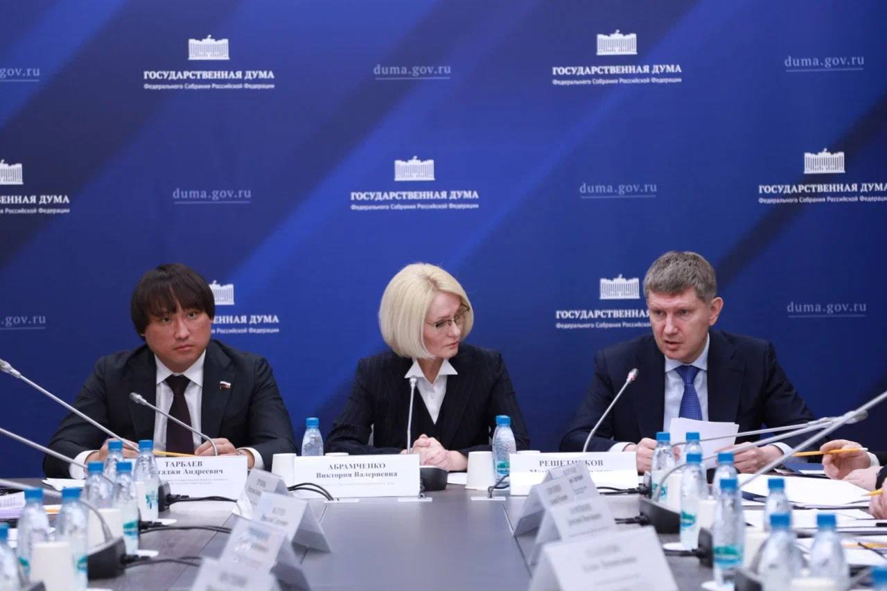 Гостевые дома Что нового Госрегулятор отрасли предложил предоставить всем субъектам возможность участвовать в эксперименте по регулированию деятельности гостевых домов В преддверии отчета Правительства в Государственной Думе министр экономического развития Максим Решетников провел встречу с Комитетом Госдумы по туризму и развитию туристической инфраструктуры В ходе встречи было отмечено что с сентября прошлого года в рамках эксперимента по классификации гостевых домов в реестр включились более 6 тыс тысячи объектов в 17 регионах и поселке Сириус С 1 января все кто не включился не могут оказывать услуги а их карточки удаляются с агрегаторов С 1 сентября к эксперименту присоединятся еще четыре региона Адыгея Бурятия Астраханская и Нижегородская области на очереди Карачаево Черкесия Учитывая что регионы желающие участвовать в эксперименте и отказавшиеся разделились примерно поровну министерство предлагает предоставить всем субъектам возможность участвовать в эксперименте сохранив за ними право вводить или не вводить такое регулирование отметил Максим Решетников ℹ Напоминаем только на нашем канале все новости в части касающейся тематики гостевых домов за год собраны под гостевыедома Telegram канал Безопасность туризма 24 7 с вами Подпишись гостевыедома