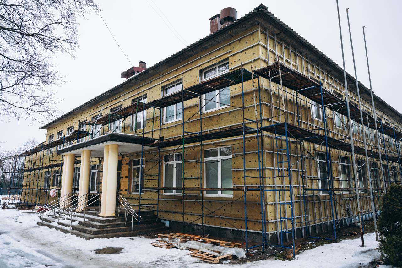 В школе №24 имени Красовского в посёлке Монино стартовали работы по капитальному ремонту.   В здании площадью почти 2.5 тысячи квадратных метров планируется полное обновление фасада, входной группы; замена кровли и всех инженерных систем; отделка помещений.   В классах будет новая мебель, а также современное оборудование. На прилегающей территории проведём благоустройство.    Открытие школы запланировано на 1 сентября 2025 года.