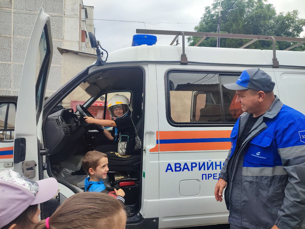 Школьники Предгорья больше узнали о безопасном обращении с газом В рамках летней оздоровительной кампании учащиеся школы №7 станицы Ессентукской посетили районное отделение газовой службы, где узнали о важности соблюдения правил безопасности при использовании газа в быту. Эта познавательная экскурсия стала частью программы пришкольного лагеря и была направлена на повышение уровня осведомленности детей о потенциальных опасностях, связанных с газом, и способах их предотвращения. Специалисты «Райгаза» Юрий Ольшанский и Елена Храмова провели для ребят интерактивную лекцию, в ходе которой рассказали о свойствах природного газа, его широком применении в быту и необходимости строгого соблюдения правил эксплуатации газовых приборов. Особое внимание было уделено демонстрации работы аварийно-диспетчерской службы. Школьники смогли наблюдать за слаженными действиями специалистов при поступлении экстренного вызова, оценив оперативность и профессионализм газовиков. В завершение мероприятия каждый участник получил памятку с основными правилами безопасного использования газа и информационный буклет о работе газовой службы. Уверен, полученные знания помогут ребятам стать внимательными и ответственными пользователями газовых приборов. По материалам пресс-службы АПМО