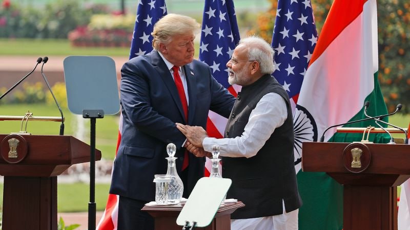 The Economic Times Индия и США возобновят переговоры о торговом соглашении По его информации глава индийской делегации на переговорах Раджеш Агарвал отправится в Вашингтон чтобы продолжить обсуждение вопросов двусторонней торговли и заключения новой сделки предусматривающей рост товарооборота Индии и США Тем самым будет положен конец паузе в переговорном процессе которая наступила после введения американских 50 процентных пошлин в отношении индийского экспорта Однако пока не ясно предложат ли США на переговорах какое либо ослабление тарифов сказал собеседник The Economic Times jkinvest news jkinvest