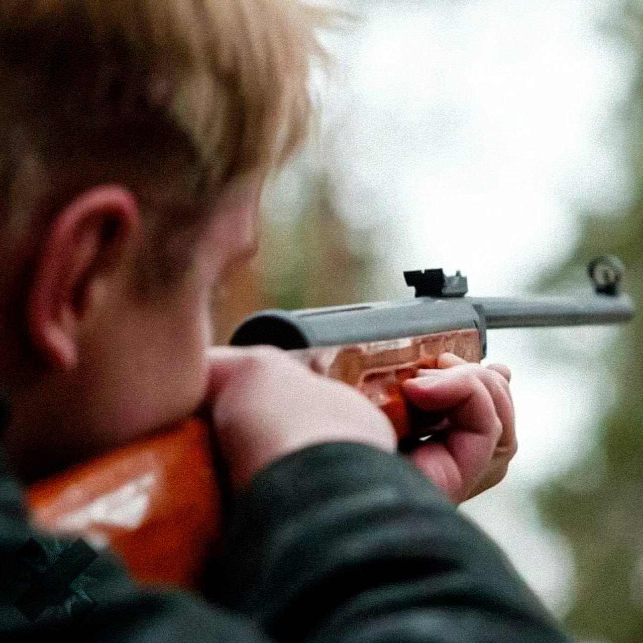 Подросток выстрелил другу в глаз из пневматики В Стерлитамаке 13 летние школьники играли с пневматическим оружием и забава обернулась бедой один из них случайно нажал на курок Пуля застряла в голове пострадавшего врачи до сих пор не могут её достать страшно представить вот почему оружие не игрушка НЕ МОРГЕНШТЕРН