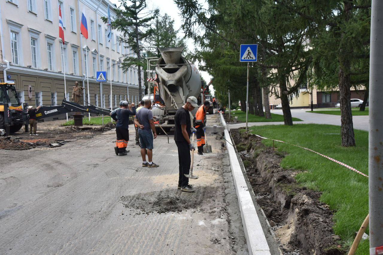 В Омске ремонтируют улицы Фрунзе и Короленко  На двух крупных улицах города идут активные дорожные работы.    На улице Фрунзе проводится демонтаж старого покрытия, устанавливаются новые гранитные бордюры. Работы охватывают участки от Красного Пути до моста имени 60-летия Победы, от Красного Пути до дома № 38, а также улицу Певцова — от Фрунзе до Красногвардейской. Планируется полностью обновить проезжую часть, уложить гранитную плитку на тротуарах и обустроить технические тротуары.    На улице Короленко завершено фрезерование старого асфальта, демонтированы бордюры и тротуары. Сейчас устанавливаются новые бордюрные камни, ведётся устройство тротуаров. В ближайшее время начнётся укладка нового асфальтобетона. Также предусмотрено обустройство парковочных карманов, съездов, водоотводов, установка дорожных знаков и нанесение разметки.   : Сергей Сапоцкий  Подписаться Написать в редакцию