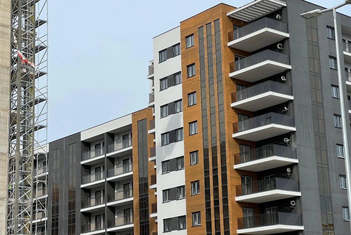 Цены на недвижимость в Черногории близки к потолку квадратные метры остаются дорогими Президент Ассоциации агентств недвижимости Стефан Мишкович рассказал что по сравнению с 2024 годом цены на недвижимость в 2025 году выросли примерно на 20 По его словам хотя членство Черногории в ЕС все чаще воспринимается как гарантированное его влияние на цены на недвижимость не является не является решающим фактором как это часто преподносится общественности В первые три года после вступления в ЕС в Хорватии даже наблюдалось падение цен на недвижимость Лишь позже последовал сильный рост Во многих странах наибольший скачок происходит в период вступления а само вступление приводит к стабилизации рынка В некоторых странах ЕС сегодня цены за кв м ниже чем в Черногории Болгария и Румыния хороший пример в Банско туристическом центре цена за кв м чуть более 1000 евро Вступление Болгарии в ЕС не привело к взрывному росту цен Он также отмечает что оказывается ошибочно считать будто иностранцы виноваты в росте цен доминируют в ценообразовании на всей территории страны На побережье доля иностранных покупателей больше но в Подгорице и на севере цены в основном зависят от внутреннего спроса Только в некоторых микрозонах иностранные покупатели оказывают решающее влияние отметил Мишкович добавив что интерес иностранных инвесторов несколько снизился что пока не отразилось на ценах Многое будет зависеть от политики правительства налоговых мер и законов в отношении иностранцев Инвесторы очень внимательно следят за стабильностью регулирования По данным Monstat средняя цена кв м в Подгорице в третьем квартале 2025 г составляла около 2300 евро но Мишкович подчеркивает что рыночная реальность часто отклоняется от статистики По его словам сегодня практически невозможно найти кв м дешевле 2300 евро в новостройках Реальная рыночная цена составляет около 2500 евро в то время как в элитных районах и зданиях она достигает 4000 евро за кв м Квартиры в старых зданиях следуют примеру новостроек но с учетом инвестиционных целей Стоимость полного ремонта сегодня составляет около 500 евро за кв м Поэтому цены на квартиры в старых зданиях в среднем составляют около 2000 евро в зависимости от местоположения говорит Мишкович На побережье цены в значительной степени равны или даже превышают цены в Подгорице Как пояснил Мишкович в Будве сложно найти кв м дешевле 3000 евро В Баре дешевле 2500 а в Тивате и Которе особенно на первых линиях у моря цены достигают 5000 евро за кв м Ульцинь по прежнему остается самым доступным районом где цены составляют около 2000 евро В Никшиче кв м стоит около 1400 евро а в новостройках до 1800 1900 евро Цены в Колашине стабилизировались на уровне около 2000 евро за кв м На вопрос о возможности снижения цен Мишкович отвечает осторожно Мы не ожидаем значительного падения цен Мы достигли пика роста но в ближайшее время можем ожидать незначительного роста который будет следовать за инфляцией и строительными затратами Что касается частных покупателей он отмечает что покупки по прежнему возможны но с ограничениями При средней зарплате чуть выше 1000 евро покупка квартиры вполне реалистична в основном для семей с двумя средними зарплатами и с возможностью получения кредита рассмешил черногорцев Мишкович