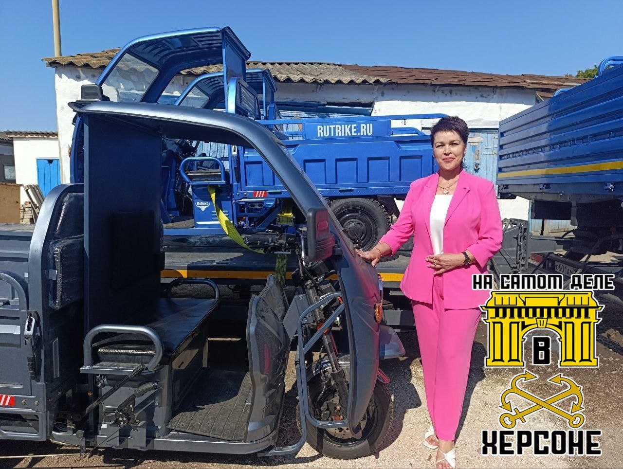 В Геническ прибыла первая партия из 8 грузовых электротрициклов Rutrike для коммунальных служб. Они будут распределены по населенным пунктам округа, включая Геническ. Новая техника облегчит работу коммунальщиков, повысит оперативность и качество поддержания чистоты и порядка. Электротрициклы экологичны, экономичны и просты в обслуживании. Глава Генического МО Юлия Семякина отметила, что всего закуплено 16 единиц техники, которые будут распределены по всем территориальным отделам. Закупка электротрициклов – это важный шаг к улучшению работы коммунальных служб и поддержанию чистоты в Геническом округе. Новая техника поможет сделать город более ухоженным и комфортным для жителей. ПОДПИСАТЬСЯ Чат Бот Дзен #Геническ #ЭлектроТранспорт #Благоустройство