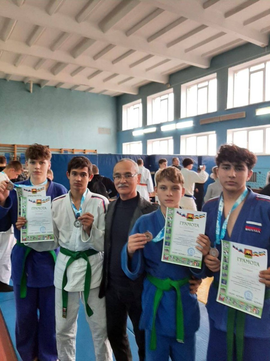 Юные дзюдоисты Гимназии 21 среди лучших в Гуково На открытом первенстве города Гуково по дзюдо ребята из спортивного клуба Чемпион достойно представили Батайск и вернулись с наградами Турнир собрал лучшие команды из городов Ростовской области и Луганской народной республики Результаты турнира Савченко Николай серебро Лысенко Артём бронза Фёдоров Кирилл бронза Узунян Юра бронза Поздравляем спортсменов с успехом За каждой медалью труд дисциплина и характер Гордимся и желаем новых побед Батайск Спорт Дзюдо Гимназия21 Чемпион