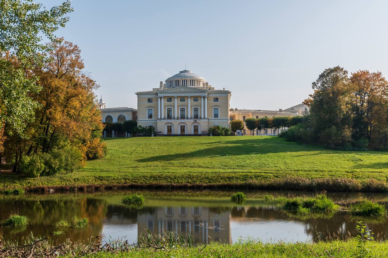 Музеи заповедники под Петербургом вышли на стабильный уровень посещаемости Они завершили высокий сезон сохранив прошлогодний уровень посещаемости В государственном музее заповеднике Петергоф высокий сезон начался 26 апреля закончился 4 ноября За этот период посещаемость составила почти 4 8 млн человек из которых 5 6 были иностранцами За весь 2024 год его посетили более 5 млн человек В музее заповеднике Царское село сообщили что всего в высокий сезон 2025 года музей заповедник принял свыше 2 9 млн туристов Это примерно столько же сколько годом ранее Как рассказали ДП в администрации музея заповедника Павловск объект вышел на стабильную динамику порядка 2 млн посещений в год ГМЗ Монрепо с января по октябрь 2025 года посетили всего более 596 тыс человек немногим выше чем за аналогичный период годом ранее Михаил Тихонов ДП Подписаться на ДП в Telegram MAX