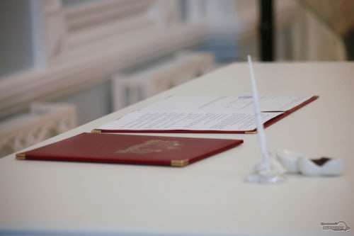 В Екатеринбурге разрешат жениться с 16 лет Городские власти готовят регламент по которому подростки смогут заключать брак при особых обстоятельствах например при подтверждённой беременности Документ должен защитить права несовершеннолетних и исключить произвол   теперь в МАХ