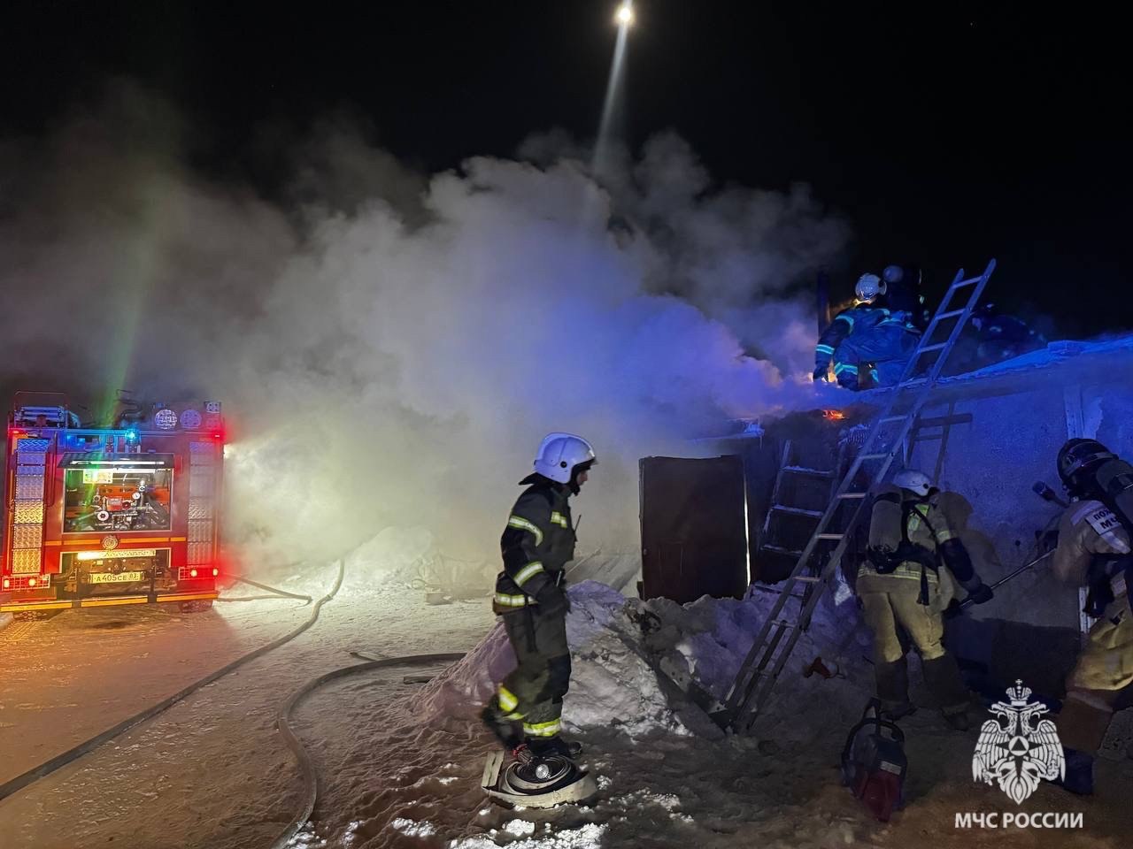 С начала года в регионе произошло 42 пожара. В результате три человека пострадали, трое погибли. За тот же период прошлого года был зарегистрирован 31 пожар. Большая часть пожаров по-прежнему приходится на жилой сектор. Чаще всего к подобным происшествиям приводит неосторожное обращение с огнем, нарушение правил устройства и эксплуатации электрооборудования и печного отопления. Инспекторы отдела надзорной деятельности и профилактической работы Главного управления МЧС России по НАО на ежедневных профилактических мероприятиях напоминают гражданам основные требования пожарной безопасности, говорят, на что обратить внимание в жилье, чтобы избежать пожаров. Основные рекомендации: следить за состоянием электропроводки; не перегружать электросеть; не курить дома; не оставлять детей без присмотра. Уважаемые жители округа, не становитесь участниками этой печальной статистики. Помните: ваша безопасность - ваша ответственность! МЧС Ненецкого АО
