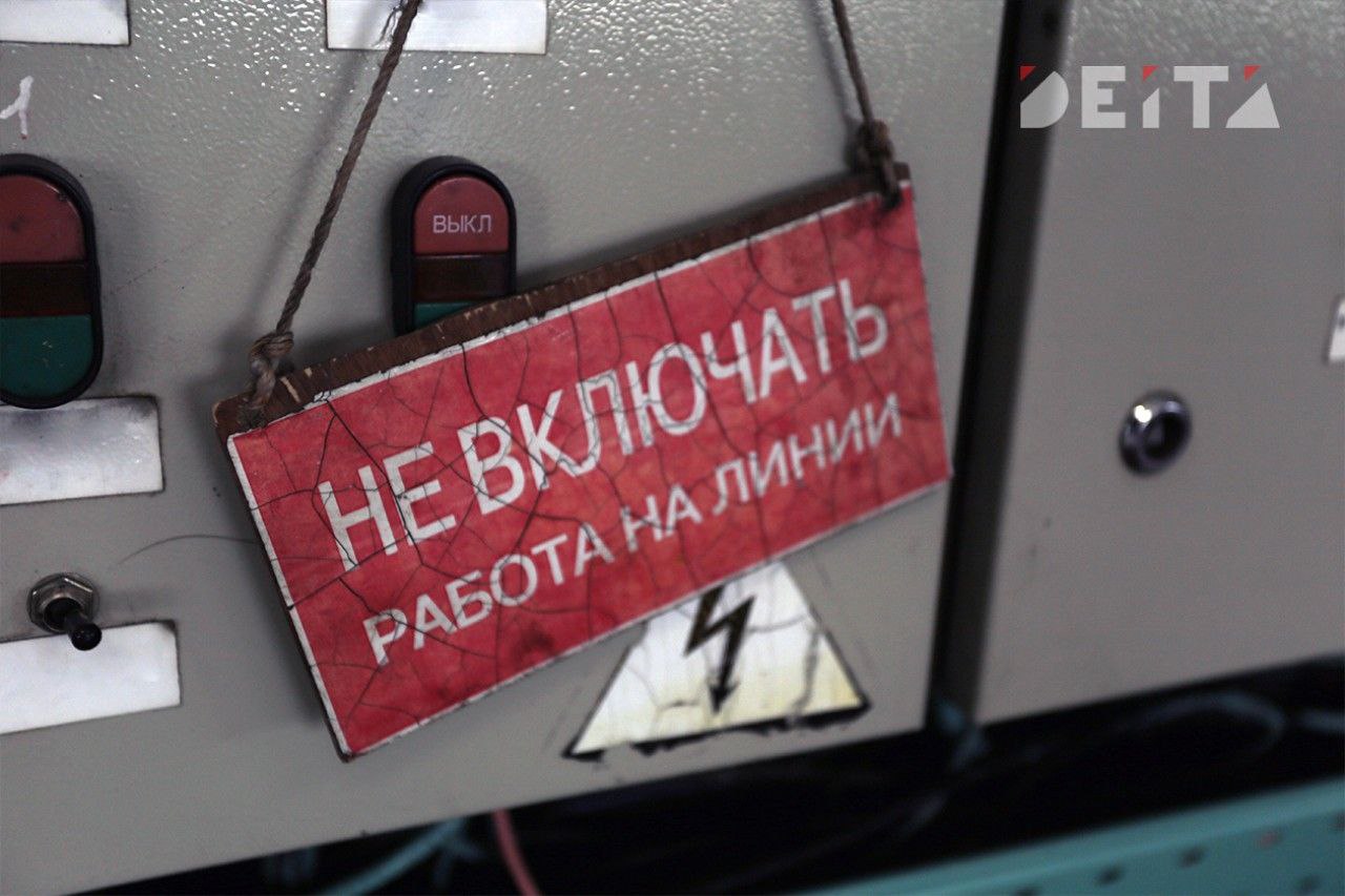 Пожар на подстанции во Владивостоке оставил микрорайон без света Утром 21 мая на трансформаторной подстанции в районе школы №35 ул. 2-я Поселковая произошло возгорание масляного трансформатора. В результате несколько жилых домов и образовательное учреждение остались без электроснабжения. Пожарным удалось быстро локализовать огонь, однако на месте зафиксирован разлив масла 8 м² и повреждение кабельной изоляции. Жертв и пострадавших нет. Энергетики устраняют последствия аварии, а прокуратура и МЧС начали проверки соблюдения норм пожарной безопасности на объекте. Это уже второе массовое отключение в Первомайском районе за неделю. В январе 2024 года пожар на подстанции «Загородная» обесточил часть города на несколько суток. Жители регулярно жалуются на изношенность инфраструктуры: после ледяного дождя 2020 года, повредившего ЛЭП, модернизацию энергосистемы так и не провели. Несмотря на обещания властей, аварии продолжаются, оставляя микрорайоны без света. Подробнее