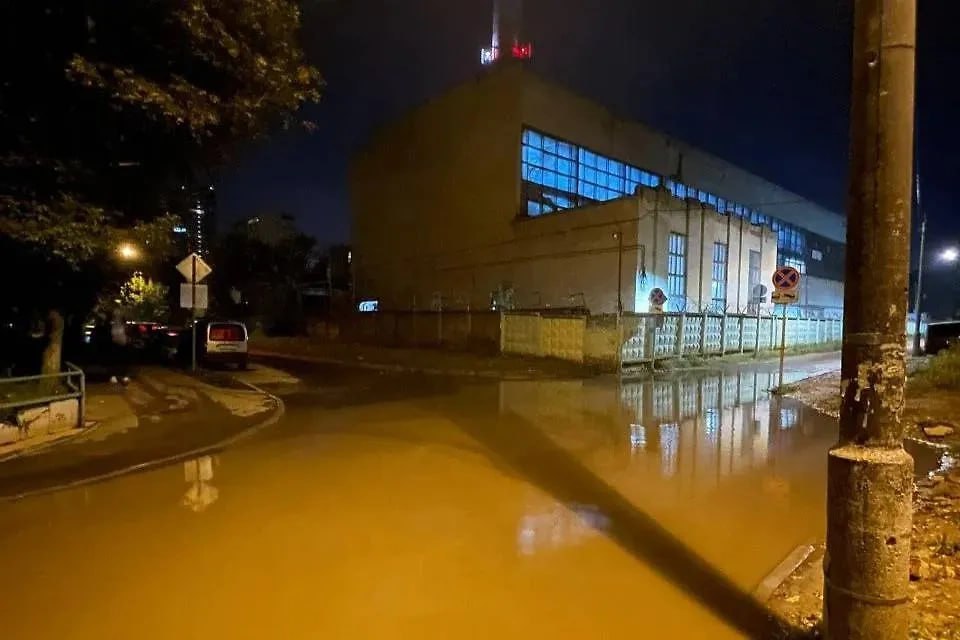 В Королёве второй день продолжаются проблемы с водоснабжением и канализацией  Авария на канализационной системе привела к затоплению улиц и антисанитарии.  В подмосковном Королёве с 23 июля сохраняется критическая ситуация с коммунальными системами: прорыв канализации привёл к затоплению улиц в районе Юбилейный, а отсутствие водоснабжения затрагивает около 200 тысяч жителей. Проблемы начались с аварии возле Папанинской дачи, но к вечеру 24 июля стоки распространились по улицам Большой Комитетской и Тихомирова, пишут местные паблики.  Власти объясняют ситуацию техническими неполадками на насосной станции и проводят ремонтные работы. Жители жалуются на антисанитарию и неудобное расположение точек водозабора, отмечая изношенность инфраструктуры города.  The Moscow Post