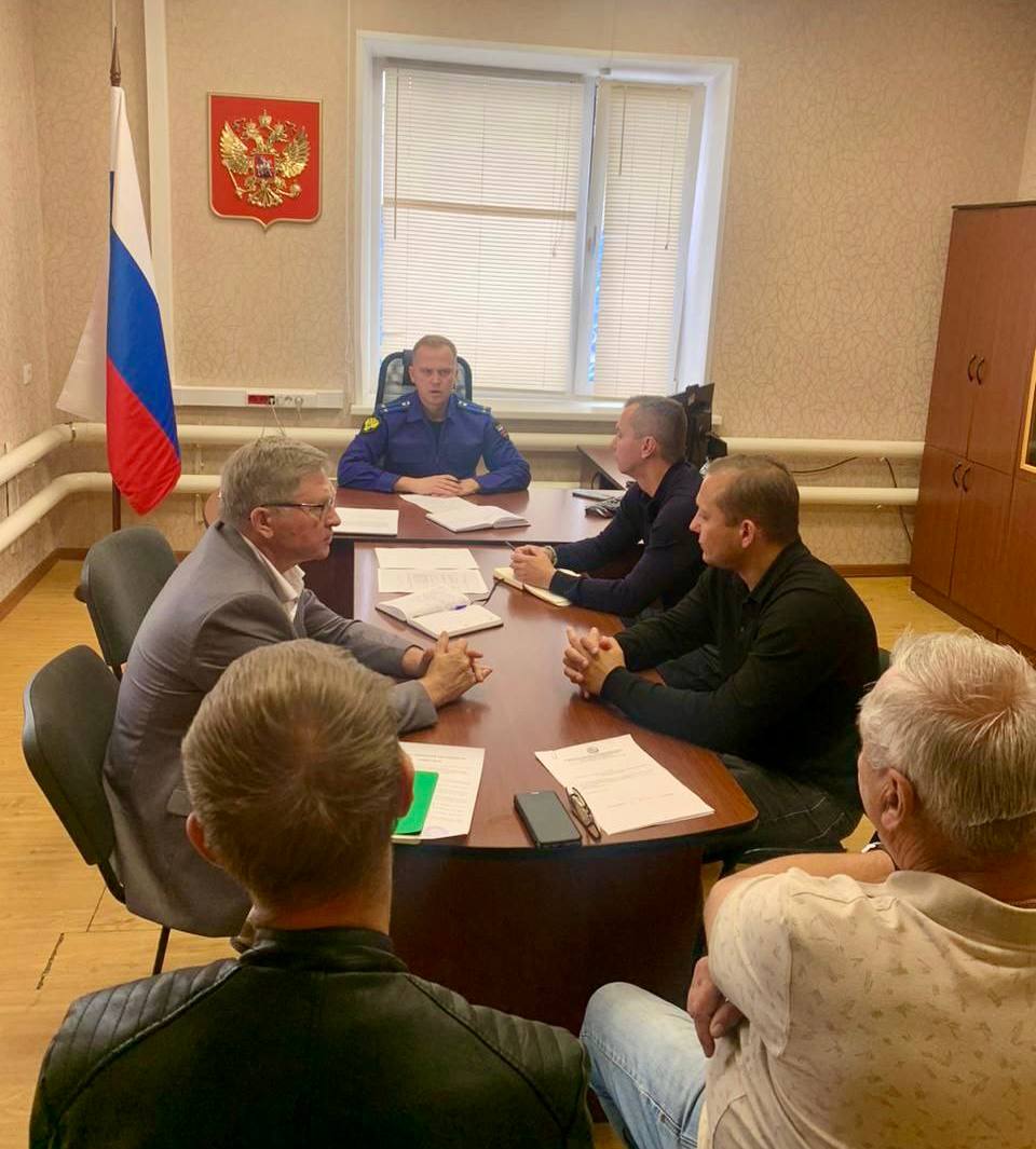 В прокуратуре Кизильского района обсудили  подготовку к предстоящему отопительному сезону  В прокуратуре Кизильского района под председательством и.о. прокурора района Александра Терюшова проведено заседание межведомственной рабочей группы по вопросу подготовки Кизильского муниципального района к отопительному сезону 2025-2026 г.г.  В мероприятии приняли участие глава Кизильского муниципального района Александр Селезнев, руководители теплоснабжающих и обслуживающих организаций.   Исполняющим обязанности прокурора района заслушаны доклады должностных лиц, обсуждены проблемные вопросы, возникающие при подготовке к предстоящему отопительному сезону. От участников совещания потребовано неукоснительного и своевременного исполнения обязанностей при подготовке к отопительному периоду.  По результатам заседания межведомственной рабочей группы исполняющим обязанности прокурора района главе района и руководителям  теплоснабжающих и обслуживающих организаций объявлены предостережения о недопустимости нарушения федерального законодательства при подготовке к отопительному сезону 2025-2026 г.г.   Указанный вопрос находится на постоянном контроле прокуратуры Кизильского района.       ‍ Сайт    Тelegram     ВК